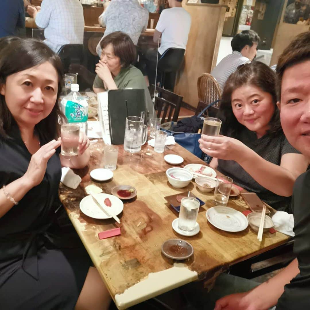 中園健士さんのインスタグラム写真 - (中園健士Instagram)「【本は二度読みしない】﻿ 青森から東京に来ました。﻿ 明日から京都旅行に行きます。﻿ 毎日が旅行生活最高！﻿ さて、﻿ 僕は結構なレベルで読書します。﻿ 一時期はまってた時は１年間で雑誌含めて﻿ ５００冊位読んでた時期もあります。﻿  ﻿  ﻿ ﻿  ﻿ ﻿ 今はネットからも有益な情報が﻿ かなり取れますし、﻿ 仕事をしている最中でも﻿ You tubeからビジネス関係の﻿ 音声聞き流し出来るので、﻿ かなり読書量は減りましたが、﻿ 　﻿ 僕が最強だと思っている読書術は﻿ 読んでる途中でここいいな、﻿ と思った部分に﻿ 折り目つけます。﻿  ﻿  ﻿ ﻿ そして読み終えた後に﻿ PCのメモ帳なりに﻿ その部分を書き込みます。﻿ 　﻿ 　﻿ その内容のみを何度も何度も潜在意識に﻿ 刷り込むまで目を通します。﻿  ﻿  ﻿ ﻿ 以前はノートに書き込んでまして、﻿ ４冊分手元にあります。　﻿  ﻿  ﻿ ﻿  ﻿ ﻿ それを移動時には必ず持ち歩いて、﻿ 常に何度も読み直していました。﻿ 　﻿ 　﻿ そうすることで時間のかかる二度読みを﻿ しなくていいし、﻿ 本を所有してスペースを﻿ 取られずに済みます。﻿  ﻿  ﻿ ﻿ 　﻿ まぁ少しでも読書代浮かせたいなら、﻿ 折り曲げずに代わりに付箋をはる。﻿ ﻿ 　﻿ そして読み終えたらアマゾンなりに﻿ 出品する。﻿ 　﻿ ﻿ 　﻿ 　﻿ ちなみに僕は読み終えた本は﻿ 何の躊躇もなく﻿ 捨てます。﻿ 　﻿ 僕の場合出品したり、購入者と﻿ やり取りする方が時間の無駄だからです。﻿ ﻿ 　﻿ その時間を他のことに﻿ 充てた方がいいので﻿ 躊躇なく捨てています。﻿ 　﻿ ﻿ 　﻿ 取りに来てくれるなら﻿ 全部あげますｗｗ﻿ 　﻿ 　﻿ 小説はほとんど読まないですね～。﻿ 　﻿ ﻿ 　﻿ テレビの報道だけに思考を依存せずに﻿ 本人自らの情報を取ってみて、﻿ そこから判断するといいですね。﻿ 　﻿ 　﻿ 後は創業経営者の初出版の本は﻿ 好きです。﻿ 　﻿ 　﻿ その人の全てを賭けて内容を﻿ 本に詰め込んでる人が﻿ 多いので。﻿ 　﻿ ﻿ 　﻿ 読書はこれ以上ないコスパの高い、﻿ 自己投資だと思います。﻿ 　﻿ ﻿ 手持ち資金が５万円とかしかないなら、﻿ 投資とか投機とかやる前に﻿ 全額本を買いましょう。﻿ 　﻿ 　﻿ そっちの方が有益だと思いますよー。  #読書  #読書記録  #読書好きな人と繋がりたい  #読書倶楽部  #読書メモ  #読書ノート  #読書の時間 　 #読書女子  #読書タイム  #読書の秋  #読書好き  #読書会  #読書垢  #読書好きと繋がりたい  #読書会」9月9日 22時11分 - nakazono.kenji