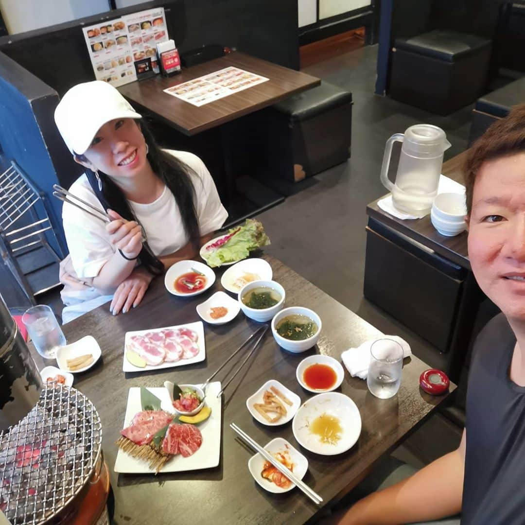 中園健士さんのインスタグラム写真 - (中園健士Instagram)「【本は二度読みしない】﻿ 青森から東京に来ました。﻿ 明日から京都旅行に行きます。﻿ 毎日が旅行生活最高！﻿ さて、﻿ 僕は結構なレベルで読書します。﻿ 一時期はまってた時は１年間で雑誌含めて﻿ ５００冊位読んでた時期もあります。﻿  ﻿  ﻿ ﻿  ﻿ ﻿ 今はネットからも有益な情報が﻿ かなり取れますし、﻿ 仕事をしている最中でも﻿ You tubeからビジネス関係の﻿ 音声聞き流し出来るので、﻿ かなり読書量は減りましたが、﻿ 　﻿ 僕が最強だと思っている読書術は﻿ 読んでる途中でここいいな、﻿ と思った部分に﻿ 折り目つけます。﻿  ﻿  ﻿ ﻿ そして読み終えた後に﻿ PCのメモ帳なりに﻿ その部分を書き込みます。﻿ 　﻿ 　﻿ その内容のみを何度も何度も潜在意識に﻿ 刷り込むまで目を通します。﻿  ﻿  ﻿ ﻿ 以前はノートに書き込んでまして、﻿ ４冊分手元にあります。　﻿  ﻿  ﻿ ﻿  ﻿ ﻿ それを移動時には必ず持ち歩いて、﻿ 常に何度も読み直していました。﻿ 　﻿ 　﻿ そうすることで時間のかかる二度読みを﻿ しなくていいし、﻿ 本を所有してスペースを﻿ 取られずに済みます。﻿  ﻿  ﻿ ﻿ 　﻿ まぁ少しでも読書代浮かせたいなら、﻿ 折り曲げずに代わりに付箋をはる。﻿ ﻿ 　﻿ そして読み終えたらアマゾンなりに﻿ 出品する。﻿ 　﻿ ﻿ 　﻿ 　﻿ ちなみに僕は読み終えた本は﻿ 何の躊躇もなく﻿ 捨てます。﻿ 　﻿ 僕の場合出品したり、購入者と﻿ やり取りする方が時間の無駄だからです。﻿ ﻿ 　﻿ その時間を他のことに﻿ 充てた方がいいので﻿ 躊躇なく捨てています。﻿ 　﻿ ﻿ 　﻿ 取りに来てくれるなら﻿ 全部あげますｗｗ﻿ 　﻿ 　﻿ 小説はほとんど読まないですね～。﻿ 　﻿ ﻿ 　﻿ テレビの報道だけに思考を依存せずに﻿ 本人自らの情報を取ってみて、﻿ そこから判断するといいですね。﻿ 　﻿ 　﻿ 後は創業経営者の初出版の本は﻿ 好きです。﻿ 　﻿ 　﻿ その人の全てを賭けて内容を﻿ 本に詰め込んでる人が﻿ 多いので。﻿ 　﻿ ﻿ 　﻿ 読書はこれ以上ないコスパの高い、﻿ 自己投資だと思います。﻿ 　﻿ ﻿ 手持ち資金が５万円とかしかないなら、﻿ 投資とか投機とかやる前に﻿ 全額本を買いましょう。﻿ 　﻿ 　﻿ そっちの方が有益だと思いますよー。  #読書  #読書記録  #読書好きな人と繋がりたい  #読書倶楽部  #読書メモ  #読書ノート  #読書の時間 　 #読書女子  #読書タイム  #読書の秋  #読書好き  #読書会  #読書垢  #読書好きと繋がりたい  #読書会」9月9日 22時11分 - nakazono.kenji