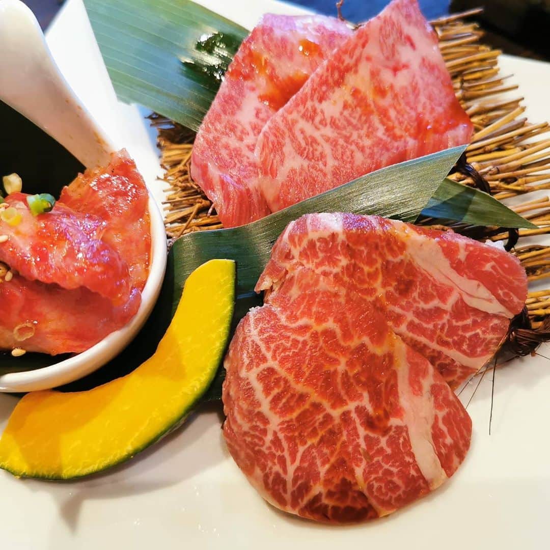 中園健士さんのインスタグラム写真 - (中園健士Instagram)「【本は二度読みしない】﻿ 青森から東京に来ました。﻿ 明日から京都旅行に行きます。﻿ 毎日が旅行生活最高！﻿ さて、﻿ 僕は結構なレベルで読書します。﻿ 一時期はまってた時は１年間で雑誌含めて﻿ ５００冊位読んでた時期もあります。﻿  ﻿  ﻿ ﻿  ﻿ ﻿ 今はネットからも有益な情報が﻿ かなり取れますし、﻿ 仕事をしている最中でも﻿ You tubeからビジネス関係の﻿ 音声聞き流し出来るので、﻿ かなり読書量は減りましたが、﻿ 　﻿ 僕が最強だと思っている読書術は﻿ 読んでる途中でここいいな、﻿ と思った部分に﻿ 折り目つけます。﻿  ﻿  ﻿ ﻿ そして読み終えた後に﻿ PCのメモ帳なりに﻿ その部分を書き込みます。﻿ 　﻿ 　﻿ その内容のみを何度も何度も潜在意識に﻿ 刷り込むまで目を通します。﻿  ﻿  ﻿ ﻿ 以前はノートに書き込んでまして、﻿ ４冊分手元にあります。　﻿  ﻿  ﻿ ﻿  ﻿ ﻿ それを移動時には必ず持ち歩いて、﻿ 常に何度も読み直していました。﻿ 　﻿ 　﻿ そうすることで時間のかかる二度読みを﻿ しなくていいし、﻿ 本を所有してスペースを﻿ 取られずに済みます。﻿  ﻿  ﻿ ﻿ 　﻿ まぁ少しでも読書代浮かせたいなら、﻿ 折り曲げずに代わりに付箋をはる。﻿ ﻿ 　﻿ そして読み終えたらアマゾンなりに﻿ 出品する。﻿ 　﻿ ﻿ 　﻿ 　﻿ ちなみに僕は読み終えた本は﻿ 何の躊躇もなく﻿ 捨てます。﻿ 　﻿ 僕の場合出品したり、購入者と﻿ やり取りする方が時間の無駄だからです。﻿ ﻿ 　﻿ その時間を他のことに﻿ 充てた方がいいので﻿ 躊躇なく捨てています。﻿ 　﻿ ﻿ 　﻿ 取りに来てくれるなら﻿ 全部あげますｗｗ﻿ 　﻿ 　﻿ 小説はほとんど読まないですね～。﻿ 　﻿ ﻿ 　﻿ テレビの報道だけに思考を依存せずに﻿ 本人自らの情報を取ってみて、﻿ そこから判断するといいですね。﻿ 　﻿ 　﻿ 後は創業経営者の初出版の本は﻿ 好きです。﻿ 　﻿ 　﻿ その人の全てを賭けて内容を﻿ 本に詰め込んでる人が﻿ 多いので。﻿ 　﻿ ﻿ 　﻿ 読書はこれ以上ないコスパの高い、﻿ 自己投資だと思います。﻿ 　﻿ ﻿ 手持ち資金が５万円とかしかないなら、﻿ 投資とか投機とかやる前に﻿ 全額本を買いましょう。﻿ 　﻿ 　﻿ そっちの方が有益だと思いますよー。  #読書  #読書記録  #読書好きな人と繋がりたい  #読書倶楽部  #読書メモ  #読書ノート  #読書の時間 　 #読書女子  #読書タイム  #読書の秋  #読書好き  #読書会  #読書垢  #読書好きと繋がりたい  #読書会」9月9日 22時11分 - nakazono.kenji