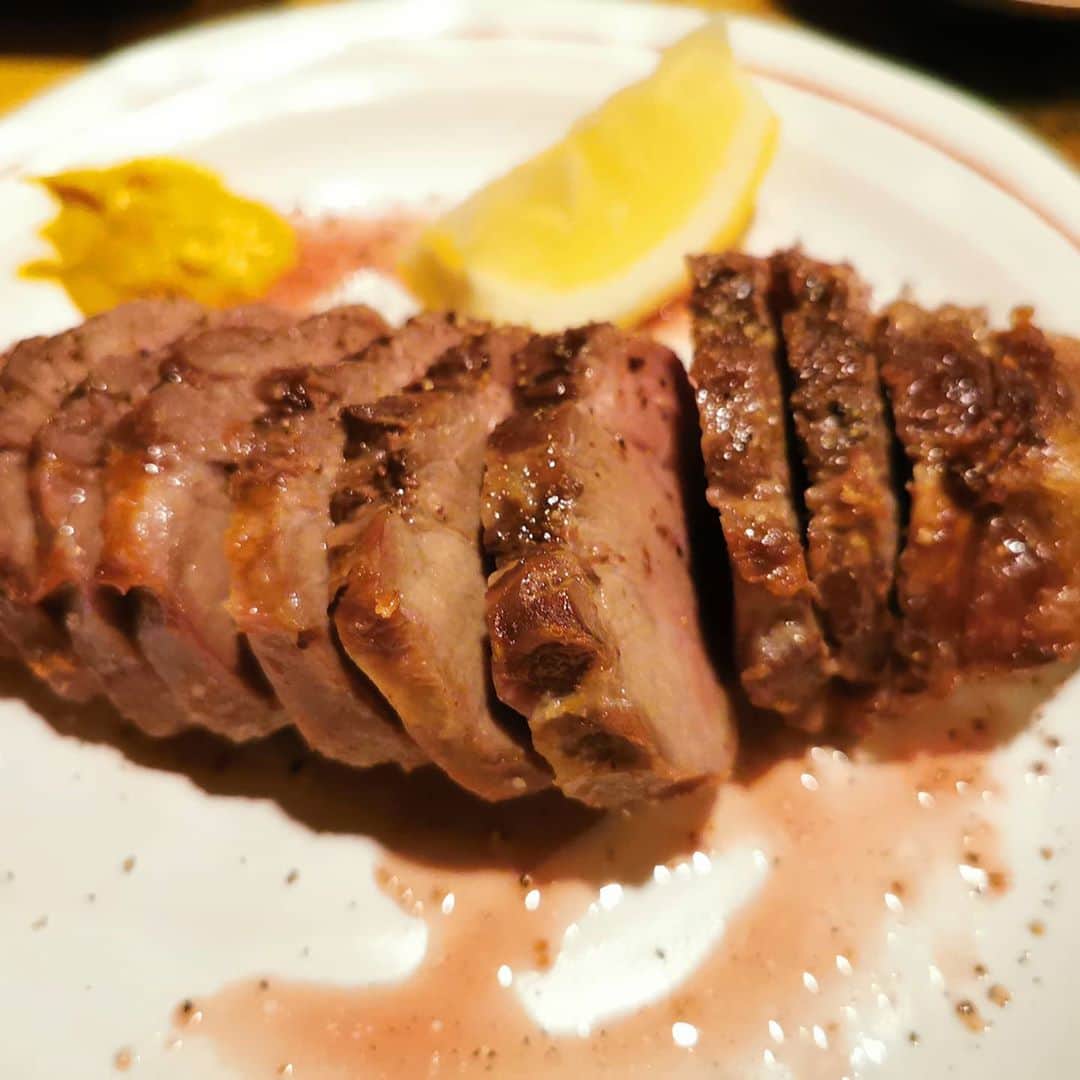 中園健士さんのインスタグラム写真 - (中園健士Instagram)「【本は二度読みしない】﻿ 青森から東京に来ました。﻿ 明日から京都旅行に行きます。﻿ 毎日が旅行生活最高！﻿ さて、﻿ 僕は結構なレベルで読書します。﻿ 一時期はまってた時は１年間で雑誌含めて﻿ ５００冊位読んでた時期もあります。﻿  ﻿  ﻿ ﻿  ﻿ ﻿ 今はネットからも有益な情報が﻿ かなり取れますし、﻿ 仕事をしている最中でも﻿ You tubeからビジネス関係の﻿ 音声聞き流し出来るので、﻿ かなり読書量は減りましたが、﻿ 　﻿ 僕が最強だと思っている読書術は﻿ 読んでる途中でここいいな、﻿ と思った部分に﻿ 折り目つけます。﻿  ﻿  ﻿ ﻿ そして読み終えた後に﻿ PCのメモ帳なりに﻿ その部分を書き込みます。﻿ 　﻿ 　﻿ その内容のみを何度も何度も潜在意識に﻿ 刷り込むまで目を通します。﻿  ﻿  ﻿ ﻿ 以前はノートに書き込んでまして、﻿ ４冊分手元にあります。　﻿  ﻿  ﻿ ﻿  ﻿ ﻿ それを移動時には必ず持ち歩いて、﻿ 常に何度も読み直していました。﻿ 　﻿ 　﻿ そうすることで時間のかかる二度読みを﻿ しなくていいし、﻿ 本を所有してスペースを﻿ 取られずに済みます。﻿  ﻿  ﻿ ﻿ 　﻿ まぁ少しでも読書代浮かせたいなら、﻿ 折り曲げずに代わりに付箋をはる。﻿ ﻿ 　﻿ そして読み終えたらアマゾンなりに﻿ 出品する。﻿ 　﻿ ﻿ 　﻿ 　﻿ ちなみに僕は読み終えた本は﻿ 何の躊躇もなく﻿ 捨てます。﻿ 　﻿ 僕の場合出品したり、購入者と﻿ やり取りする方が時間の無駄だからです。﻿ ﻿ 　﻿ その時間を他のことに﻿ 充てた方がいいので﻿ 躊躇なく捨てています。﻿ 　﻿ ﻿ 　﻿ 取りに来てくれるなら﻿ 全部あげますｗｗ﻿ 　﻿ 　﻿ 小説はほとんど読まないですね～。﻿ 　﻿ ﻿ 　﻿ テレビの報道だけに思考を依存せずに﻿ 本人自らの情報を取ってみて、﻿ そこから判断するといいですね。﻿ 　﻿ 　﻿ 後は創業経営者の初出版の本は﻿ 好きです。﻿ 　﻿ 　﻿ その人の全てを賭けて内容を﻿ 本に詰め込んでる人が﻿ 多いので。﻿ 　﻿ ﻿ 　﻿ 読書はこれ以上ないコスパの高い、﻿ 自己投資だと思います。﻿ 　﻿ ﻿ 手持ち資金が５万円とかしかないなら、﻿ 投資とか投機とかやる前に﻿ 全額本を買いましょう。﻿ 　﻿ 　﻿ そっちの方が有益だと思いますよー。  #読書  #読書記録  #読書好きな人と繋がりたい  #読書倶楽部  #読書メモ  #読書ノート  #読書の時間 　 #読書女子  #読書タイム  #読書の秋  #読書好き  #読書会  #読書垢  #読書好きと繋がりたい  #読書会」9月9日 22時11分 - nakazono.kenji