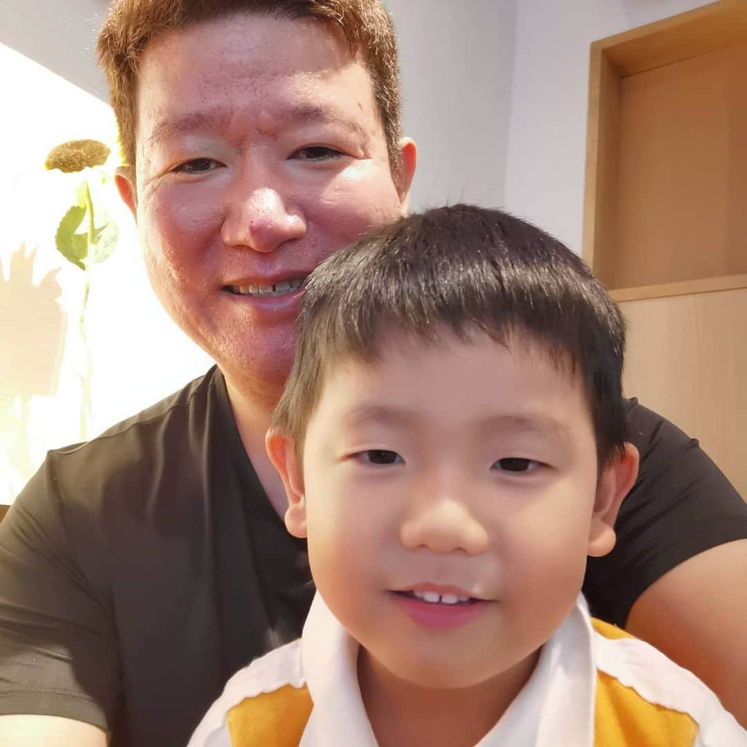 中園健士さんのインスタグラム写真 - (中園健士Instagram)「【本は二度読みしない】﻿ 青森から東京に来ました。﻿ 明日から京都旅行に行きます。﻿ 毎日が旅行生活最高！﻿ さて、﻿ 僕は結構なレベルで読書します。﻿ 一時期はまってた時は１年間で雑誌含めて﻿ ５００冊位読んでた時期もあります。﻿  ﻿  ﻿ ﻿  ﻿ ﻿ 今はネットからも有益な情報が﻿ かなり取れますし、﻿ 仕事をしている最中でも﻿ You tubeからビジネス関係の﻿ 音声聞き流し出来るので、﻿ かなり読書量は減りましたが、﻿ 　﻿ 僕が最強だと思っている読書術は﻿ 読んでる途中でここいいな、﻿ と思った部分に﻿ 折り目つけます。﻿  ﻿  ﻿ ﻿ そして読み終えた後に﻿ PCのメモ帳なりに﻿ その部分を書き込みます。﻿ 　﻿ 　﻿ その内容のみを何度も何度も潜在意識に﻿ 刷り込むまで目を通します。﻿  ﻿  ﻿ ﻿ 以前はノートに書き込んでまして、﻿ ４冊分手元にあります。　﻿  ﻿  ﻿ ﻿  ﻿ ﻿ それを移動時には必ず持ち歩いて、﻿ 常に何度も読み直していました。﻿ 　﻿ 　﻿ そうすることで時間のかかる二度読みを﻿ しなくていいし、﻿ 本を所有してスペースを﻿ 取られずに済みます。﻿  ﻿  ﻿ ﻿ 　﻿ まぁ少しでも読書代浮かせたいなら、﻿ 折り曲げずに代わりに付箋をはる。﻿ ﻿ 　﻿ そして読み終えたらアマゾンなりに﻿ 出品する。﻿ 　﻿ ﻿ 　﻿ 　﻿ ちなみに僕は読み終えた本は﻿ 何の躊躇もなく﻿ 捨てます。﻿ 　﻿ 僕の場合出品したり、購入者と﻿ やり取りする方が時間の無駄だからです。﻿ ﻿ 　﻿ その時間を他のことに﻿ 充てた方がいいので﻿ 躊躇なく捨てています。﻿ 　﻿ ﻿ 　﻿ 取りに来てくれるなら﻿ 全部あげますｗｗ﻿ 　﻿ 　﻿ 小説はほとんど読まないですね～。﻿ 　﻿ ﻿ 　﻿ テレビの報道だけに思考を依存せずに﻿ 本人自らの情報を取ってみて、﻿ そこから判断するといいですね。﻿ 　﻿ 　﻿ 後は創業経営者の初出版の本は﻿ 好きです。﻿ 　﻿ 　﻿ その人の全てを賭けて内容を﻿ 本に詰め込んでる人が﻿ 多いので。﻿ 　﻿ ﻿ 　﻿ 読書はこれ以上ないコスパの高い、﻿ 自己投資だと思います。﻿ 　﻿ ﻿ 手持ち資金が５万円とかしかないなら、﻿ 投資とか投機とかやる前に﻿ 全額本を買いましょう。﻿ 　﻿ 　﻿ そっちの方が有益だと思いますよー。  #読書  #読書記録  #読書好きな人と繋がりたい  #読書倶楽部  #読書メモ  #読書ノート  #読書の時間 　 #読書女子  #読書タイム  #読書の秋  #読書好き  #読書会  #読書垢  #読書好きと繋がりたい  #読書会」9月9日 22時11分 - nakazono.kenji