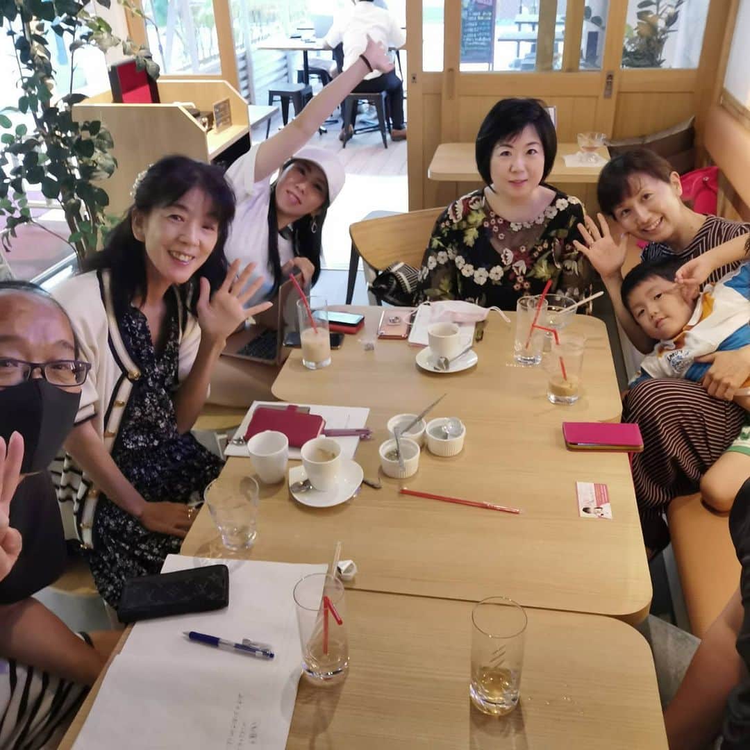中園健士さんのインスタグラム写真 - (中園健士Instagram)「【本は二度読みしない】﻿ 青森から東京に来ました。﻿ 明日から京都旅行に行きます。﻿ 毎日が旅行生活最高！﻿ さて、﻿ 僕は結構なレベルで読書します。﻿ 一時期はまってた時は１年間で雑誌含めて﻿ ５００冊位読んでた時期もあります。﻿  ﻿  ﻿ ﻿  ﻿ ﻿ 今はネットからも有益な情報が﻿ かなり取れますし、﻿ 仕事をしている最中でも﻿ You tubeからビジネス関係の﻿ 音声聞き流し出来るので、﻿ かなり読書量は減りましたが、﻿ 　﻿ 僕が最強だと思っている読書術は﻿ 読んでる途中でここいいな、﻿ と思った部分に﻿ 折り目つけます。﻿  ﻿  ﻿ ﻿ そして読み終えた後に﻿ PCのメモ帳なりに﻿ その部分を書き込みます。﻿ 　﻿ 　﻿ その内容のみを何度も何度も潜在意識に﻿ 刷り込むまで目を通します。﻿  ﻿  ﻿ ﻿ 以前はノートに書き込んでまして、﻿ ４冊分手元にあります。　﻿  ﻿  ﻿ ﻿  ﻿ ﻿ それを移動時には必ず持ち歩いて、﻿ 常に何度も読み直していました。﻿ 　﻿ 　﻿ そうすることで時間のかかる二度読みを﻿ しなくていいし、﻿ 本を所有してスペースを﻿ 取られずに済みます。﻿  ﻿  ﻿ ﻿ 　﻿ まぁ少しでも読書代浮かせたいなら、﻿ 折り曲げずに代わりに付箋をはる。﻿ ﻿ 　﻿ そして読み終えたらアマゾンなりに﻿ 出品する。﻿ 　﻿ ﻿ 　﻿ 　﻿ ちなみに僕は読み終えた本は﻿ 何の躊躇もなく﻿ 捨てます。﻿ 　﻿ 僕の場合出品したり、購入者と﻿ やり取りする方が時間の無駄だからです。﻿ ﻿ 　﻿ その時間を他のことに﻿ 充てた方がいいので﻿ 躊躇なく捨てています。﻿ 　﻿ ﻿ 　﻿ 取りに来てくれるなら﻿ 全部あげますｗｗ﻿ 　﻿ 　﻿ 小説はほとんど読まないですね～。﻿ 　﻿ ﻿ 　﻿ テレビの報道だけに思考を依存せずに﻿ 本人自らの情報を取ってみて、﻿ そこから判断するといいですね。﻿ 　﻿ 　﻿ 後は創業経営者の初出版の本は﻿ 好きです。﻿ 　﻿ 　﻿ その人の全てを賭けて内容を﻿ 本に詰め込んでる人が﻿ 多いので。﻿ 　﻿ ﻿ 　﻿ 読書はこれ以上ないコスパの高い、﻿ 自己投資だと思います。﻿ 　﻿ ﻿ 手持ち資金が５万円とかしかないなら、﻿ 投資とか投機とかやる前に﻿ 全額本を買いましょう。﻿ 　﻿ 　﻿ そっちの方が有益だと思いますよー。  #読書  #読書記録  #読書好きな人と繋がりたい  #読書倶楽部  #読書メモ  #読書ノート  #読書の時間 　 #読書女子  #読書タイム  #読書の秋  #読書好き  #読書会  #読書垢  #読書好きと繋がりたい  #読書会」9月9日 22時11分 - nakazono.kenji