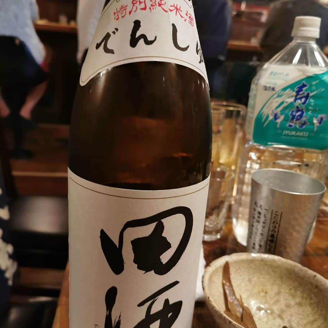 中園健士さんのインスタグラム写真 - (中園健士Instagram)「【本は二度読みしない】﻿ 青森から東京に来ました。﻿ 明日から京都旅行に行きます。﻿ 毎日が旅行生活最高！﻿ さて、﻿ 僕は結構なレベルで読書します。﻿ 一時期はまってた時は１年間で雑誌含めて﻿ ５００冊位読んでた時期もあります。﻿  ﻿  ﻿ ﻿  ﻿ ﻿ 今はネットからも有益な情報が﻿ かなり取れますし、﻿ 仕事をしている最中でも﻿ You tubeからビジネス関係の﻿ 音声聞き流し出来るので、﻿ かなり読書量は減りましたが、﻿ 　﻿ 僕が最強だと思っている読書術は﻿ 読んでる途中でここいいな、﻿ と思った部分に﻿ 折り目つけます。﻿  ﻿  ﻿ ﻿ そして読み終えた後に﻿ PCのメモ帳なりに﻿ その部分を書き込みます。﻿ 　﻿ 　﻿ その内容のみを何度も何度も潜在意識に﻿ 刷り込むまで目を通します。﻿  ﻿  ﻿ ﻿ 以前はノートに書き込んでまして、﻿ ４冊分手元にあります。　﻿  ﻿  ﻿ ﻿  ﻿ ﻿ それを移動時には必ず持ち歩いて、﻿ 常に何度も読み直していました。﻿ 　﻿ 　﻿ そうすることで時間のかかる二度読みを﻿ しなくていいし、﻿ 本を所有してスペースを﻿ 取られずに済みます。﻿  ﻿  ﻿ ﻿ 　﻿ まぁ少しでも読書代浮かせたいなら、﻿ 折り曲げずに代わりに付箋をはる。﻿ ﻿ 　﻿ そして読み終えたらアマゾンなりに﻿ 出品する。﻿ 　﻿ ﻿ 　﻿ 　﻿ ちなみに僕は読み終えた本は﻿ 何の躊躇もなく﻿ 捨てます。﻿ 　﻿ 僕の場合出品したり、購入者と﻿ やり取りする方が時間の無駄だからです。﻿ ﻿ 　﻿ その時間を他のことに﻿ 充てた方がいいので﻿ 躊躇なく捨てています。﻿ 　﻿ ﻿ 　﻿ 取りに来てくれるなら﻿ 全部あげますｗｗ﻿ 　﻿ 　﻿ 小説はほとんど読まないですね～。﻿ 　﻿ ﻿ 　﻿ テレビの報道だけに思考を依存せずに﻿ 本人自らの情報を取ってみて、﻿ そこから判断するといいですね。﻿ 　﻿ 　﻿ 後は創業経営者の初出版の本は﻿ 好きです。﻿ 　﻿ 　﻿ その人の全てを賭けて内容を﻿ 本に詰め込んでる人が﻿ 多いので。﻿ 　﻿ ﻿ 　﻿ 読書はこれ以上ないコスパの高い、﻿ 自己投資だと思います。﻿ 　﻿ ﻿ 手持ち資金が５万円とかしかないなら、﻿ 投資とか投機とかやる前に﻿ 全額本を買いましょう。﻿ 　﻿ 　﻿ そっちの方が有益だと思いますよー。  #読書  #読書記録  #読書好きな人と繋がりたい  #読書倶楽部  #読書メモ  #読書ノート  #読書の時間 　 #読書女子  #読書タイム  #読書の秋  #読書好き  #読書会  #読書垢  #読書好きと繋がりたい  #読書会」9月9日 22時11分 - nakazono.kenji