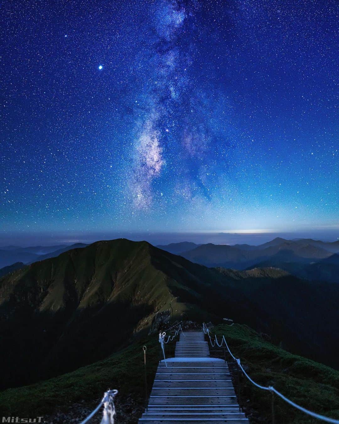 Mitsuのインスタグラム：「Location : 🇯🇵Tokushima 昨年初めて案内して貰って 山の魅力というものを初体験した剣山で、 この時期この時間に行けば 撮りたかったものが撮れるのでは？ と思い一年ぶりに再訪してきました。 夜は無理だけど夕方までなら、 と付き合ったくれた友人に感謝🙏🙏 絵的には天候も時間も申し分無かったのですが、 強風吹き荒れる誰もいない漆黒の闇 での単独撮影はちびりそうなほど 怖かったのでもうやらないと思います😭」