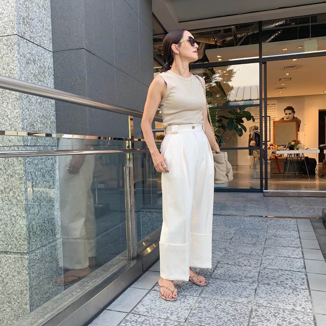 亀恭子のインスタグラム：「@estnation_jp  から 2020fw debut   @column_official_jp   私のfirst columnは ホワイトワイドパンツ。  裾が深めのダブルで粋な感じ、 ベルトループがちょっと太めなところしかり、 細部に気が利いていて、 好みです。  活躍中❤︎  someday's… #fashion #ootd #kkstyle #tokyo #kamescloset #cutandsew #deuxiemeclasse #pants #column by#estnation #bag #zanchetti #shoes #tkees #september #autumn」
