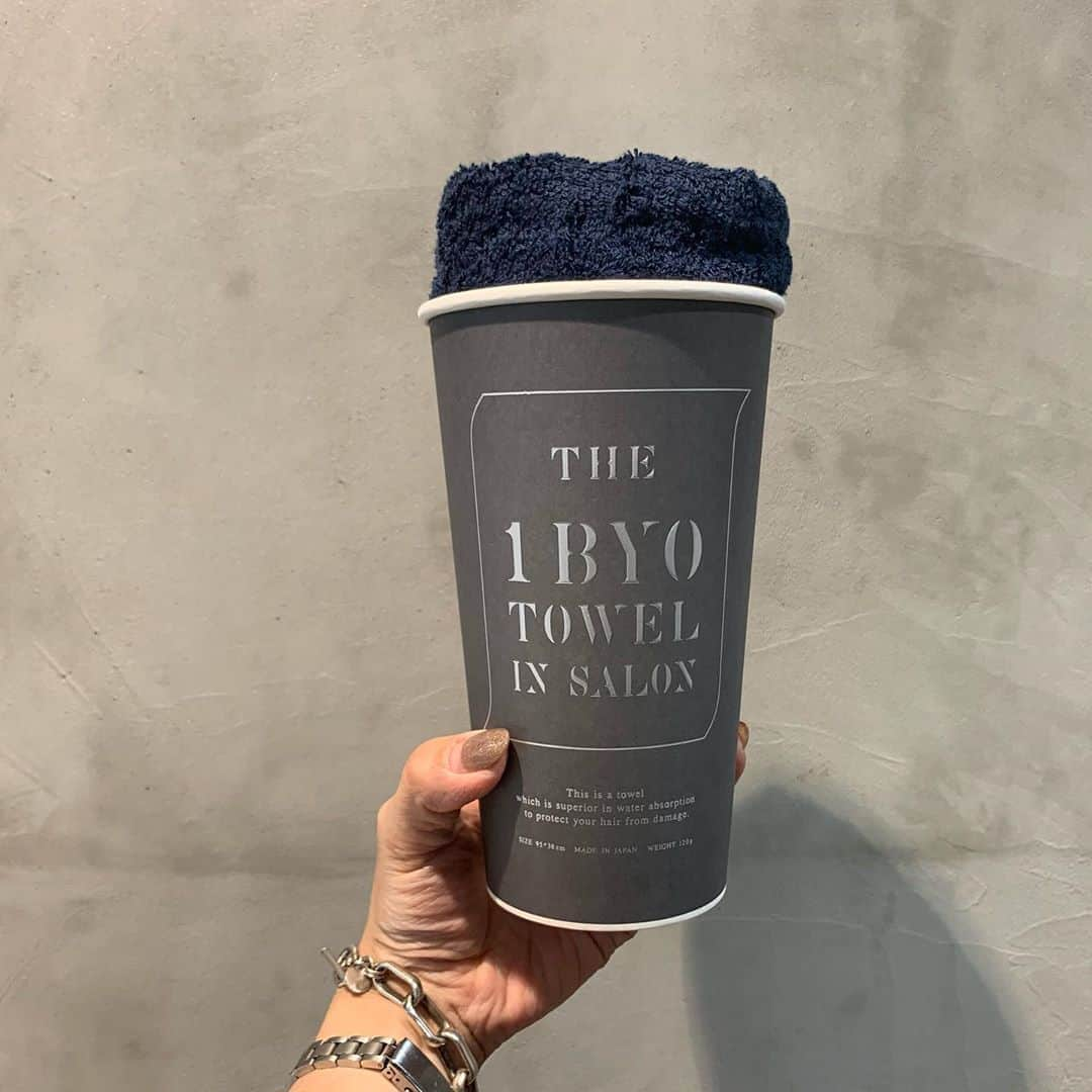 YUMIKOさんのインスタグラム写真 - (YUMIKOInstagram)「1 BYO TOWEL  知ってますか？  伝統 純国産 日本の技術つまった 1秒タオル  良いものは ずっと使える  その名の通り 1秒で水分をしっかりとってくれるの 赤ちゃんの肌も ぽんぽん ゴシゴシしなくていい  アラフォーの お肌も ぽんぽんよ 大事🤔  スーパー銭湯に ジムに 海水浴に でっかいバスタオル不要になる これで しっかり全身ふけるの感動☺︎  日本の技術  入れ物お洒落なんで ちょろっとプレゼントなんかに🎁  なにより ドライヤーの時間減るよ！ お試しあれ☺︎  #1秒タオル   ホリスティックBIKAKUストレート¥16500〜 髪質改善サブリミックトリートメント¥7700〜 ・・・  ・ cut ¥5500 color 〜¥6600〜 Wcolor〜¥12650 highlight〜¥2200〜 treatment ¥3850〜  ・ ・ ・ 【予約LINE@HWZ4395V】 #デザインカラー#ハイライト#ヘアカラー#韓国風ヘア#Japan#sknow#バレイヤージュ#ボブ#イルミナカラー #hair#HAIR#hairarrange#ヘアセット#ヘアアレンジ#札幌#札幌美容室#ユミコアレンジ#sapporo#結婚式#結婚式ヘアセット#ウエディング#ブライダル#wedding#hairdresser#beautysalon」9月9日 22時05分 - yumitasu1105