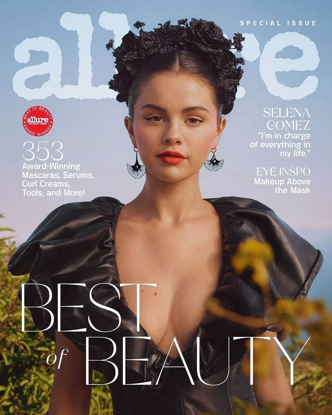 Hung Vanngoさんのインスタグラム写真 - (Hung VanngoInstagram)「@SelenaGomez x @allure #AllureBestofBeauty issue cover! @rarebeauty ❤️. Makeup by #SelenaGomez herself with direction from @HungVanngo over zoom 😛 Photography by @micaiahcarter Styling by @ariannephillips Hair by @marissa.marino Nails by @tombachik」9月9日 22時19分 - hungvanngo