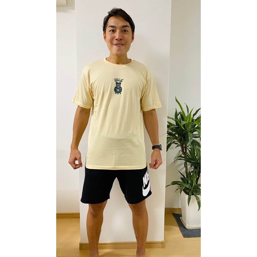 高畠佳介さんのインスタグラム写真 - (高畠佳介Instagram)「さーて！！！ みなさん！！ とうとう明日発売でございます！！ ということで、サイズ感も髙畠モデルで表してます！！  僕は183cmで白・ベージュ・水色がXLとなってます！そして、ピンク色がXXLです！！僕と身長が同じくらいの男性で、オーバーサイズで着たい方はXLでいいと思います！タイトめならLですね！  そして、 女性の方のためにも、うちの髙畠奥さんモデルで表してます！ 奥さんは171cmでベージュのMを着用してます！ オーバーサイズがいい方はMでいいと思います(^^)  また、僕の知人達がタイトめがいいということでSサイズもオッケーになりました！  なので、今回は　S.M.L.XL.XXLの5展開で受注販売させてもらいます！！ Sサイズもできたので、自分にあったサイズをゲットしていっーぱいいっーぱい買ってください♪そしてそして、たくさん応援してください(o^^o)！  注文は　@tipoff_tsuru さんのプロフィールページにある　yahooショッピングより明日から購入可能です！  もし、サイズ感などでご相談ありましたら　@ksym_dsnlab さんにメッセージで問い合わせしていただければ良いかと思いますので、そちらの方もよろしくお願いします！！  それでは長々なりましたが、たくさんの方がこのTシャツを着ていただけることを願ってます！！  @ksym_dsnlab  @tipoff_tsuru  @bataacorn  #オリジナルtシャツ  #bulldog」9月9日 22時12分 - bataacorn