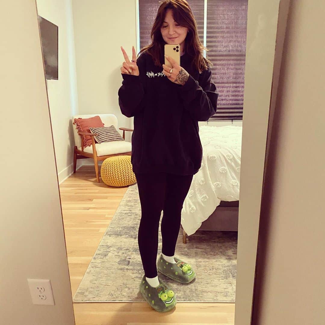 Julia Michaelsのインスタグラム：「Bed head and Pickle Rick forevs」