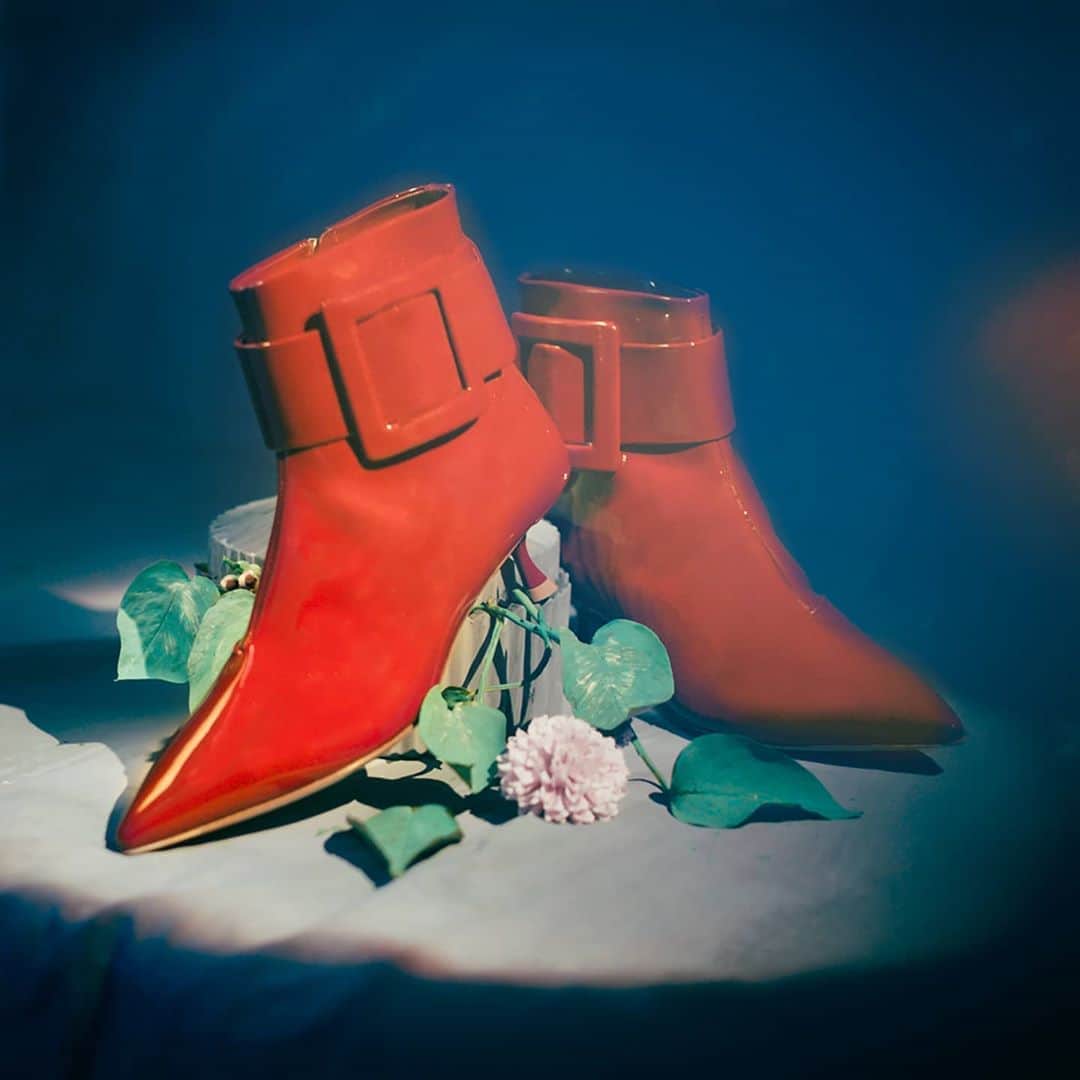 ロジェ・ヴィヴィエさんのインスタグラム写真 - (ロジェ・ヴィヴィエInstagram)「Boots get a contemporary treatment for #FW20 with the #RVPointyBootie by @GherardoFelloni #RogerVivier #GherardoFelloni   Now in boutiques.」9月9日 22時15分 - rogervivier