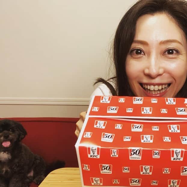 白木優子のインスタグラム：「今日はカーネルおじさん誕生日だそうです。  【ケンタッキーフライドチキン】食べるよ！ https://youtu.be/BeyfcgxSQN4  #YouTube #Yuukochannel #ケンタッキーフライドチキン  #カーネルサンダースの誕生日」