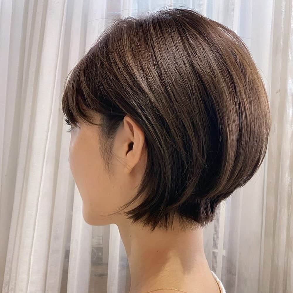 仲嶺梨子さんのインスタグラム写真 - (仲嶺梨子Instagram)「. 10年ぶりにショートヘアにしました✂️ 今回も　@abe0106 さんによる神テクにより 思い通りのショートヘアにして頂きました🥺♥️ 2枚目はバックスタイル。 このシルエットが理想でした。 秋冬はショートヘアでハイネックのオーバーニットとか着たい！！ 一緒にショートヘアにしてみませんか？🍂⛄️笑 @freera_hair  . #ショート#ヘアカット#10年ぶり#秋冬#楽しみ#仲嶺梨子#美容院#表参道」9月9日 22時17分 - rikonakamine