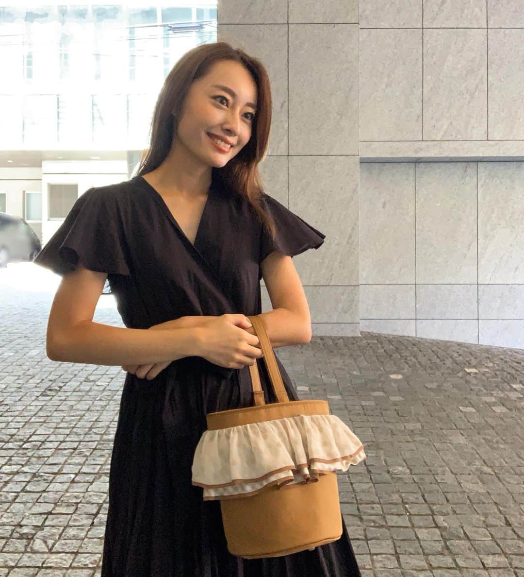 小祝麻里亜のインスタグラム：「お気に入りのバッグというか、最近よく使っているバッグを😊👜  1つ目は　 @setsuko_sagittaire  バケツ型で物をいれやすいし、どんなコーデにも合いやすいです！軽いし、布製なのにしっかりした作りなのも安心。  2枚目の左　@stellamccartney の斜めがけバッグ。サスティナブルな活動であったり、ディレクターのポリシーが好きで、ブランド自体好きだから、リュックや代表的なチェーンバッグなどを所持してるんですが、この斜めがけがワンポイントになるし、すごく使いやすいサイズでついつい持ちすぎてます。(一部はげちゃったくらい)  2枚目真ん中は　@loewe 色んな人が持ってるのが納得の使いやすさで、カジュアルにもエレガントにももてて、振り幅が広い名品だと思ってます！これ1つでどんなシーンにも◎。  2枚目右は　@jandmdavidson です。カーニバルという名前なんですが、その名の通り持ち歩いてると、フリンジが揺れてカーニバルしてるみたい💃笑　チェーンのアクセントがきいてるし、チェーンを持てばハンドバッグに。そして斜めがけも出来る！多様使いできて、持ちやすいです。秋冬にたくさん活躍してくれそう☺️💞💞  素敵な女性がメッセージで質問してくださったから、ついつい、語っちゃいました😂🙏笑  家族の行事などシーン別にバッグを使い分けてます❣️また違うバッグをご紹介出来たらなと思います🙇‍♀️  ．＿＿＿＿＿＿＿＿ #outfit #coordinate #look #instafashion #bag  #셀스타그램 #얼스타그램 #코디 #스타일링 #데일리 #데일리룩 #오오티디」