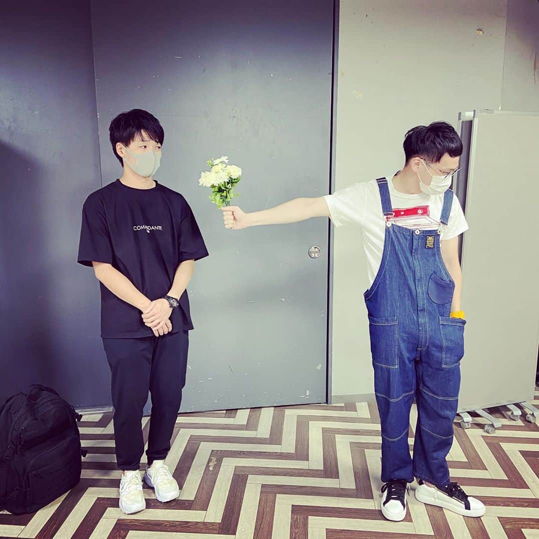 岡下雅典のインスタグラム：「∞ホールで辻井の結婚を祝うイベントでした。 辻井… お前とは付き合い長いから照れるけど… とっとけ。 おめでとうな。」