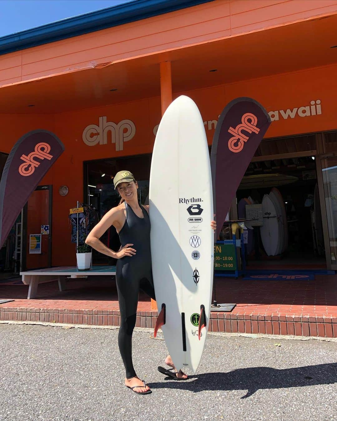 岡部亜紀のインスタグラム：「今日の相棒 @chp_surfers  #sunwave #silky #moontail #試乗ボード」