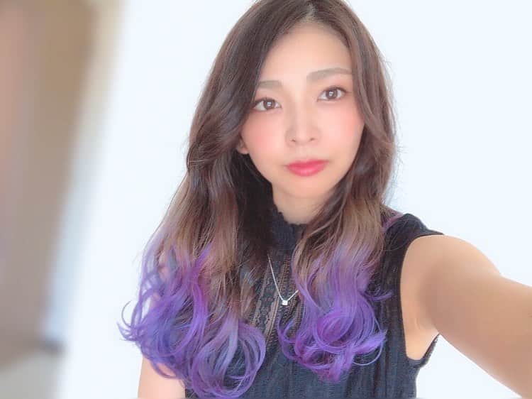 イチサキミキさんのインスタグラム写真 - (イチサキミキInstagram)「今日は髪の毛ふわっふわに巻いた👩‍🦱✨ 、 毛先が紫になってきた🥰💜💙 、 #ヘアアレンジ #くるくる #ふわふわ #紫 #青 #グラデーションカラー #派手髪」9月9日 22時22分 - ichisaki_miki