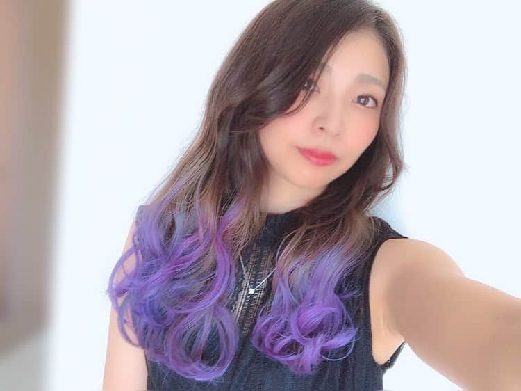 イチサキミキさんのインスタグラム写真 - (イチサキミキInstagram)「今日は髪の毛ふわっふわに巻いた👩‍🦱✨ 、 毛先が紫になってきた🥰💜💙 、 #ヘアアレンジ #くるくる #ふわふわ #紫 #青 #グラデーションカラー #派手髪」9月9日 22時22分 - ichisaki_miki
