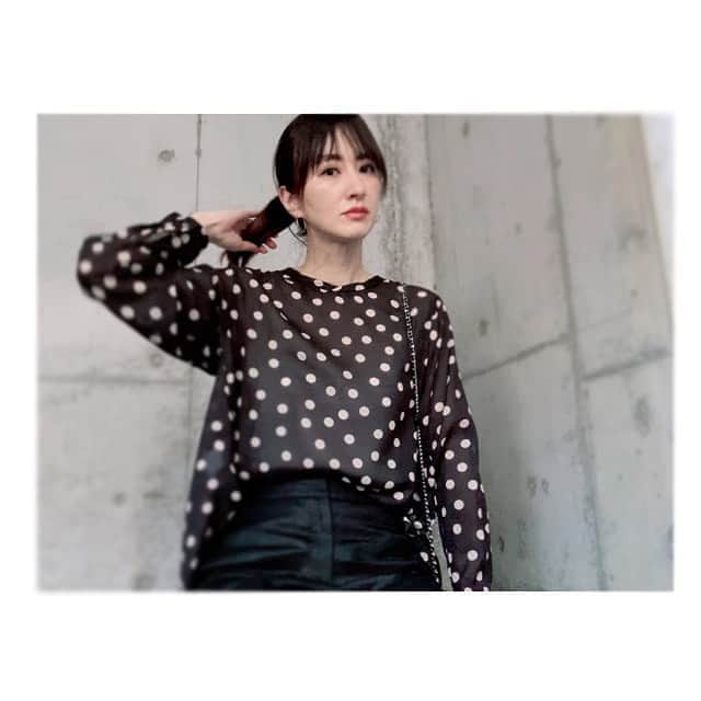 のインスタグラム：「今日のoutfit 大きめのドット！ 黒にベージュのドットが大人仕様で気に入ったブラウス。  @munich_official  オリジナルプリントバックギャザーブラウス。 前はスッキリ後ろは緩めのシルエット、動いている時に揺れる表情がかわいいです✨  パンツは程よいワイド感 @raspail_  ハイウエストでリネンの質感 が軽やか、 まだ残暑が残る秋にピッタリ。  厚すぎず薄すぎない 秋のコーディネート。  #munich #raspail #ドット　 #fashion #cordinate  #autumn  #september #lip #etovs」
