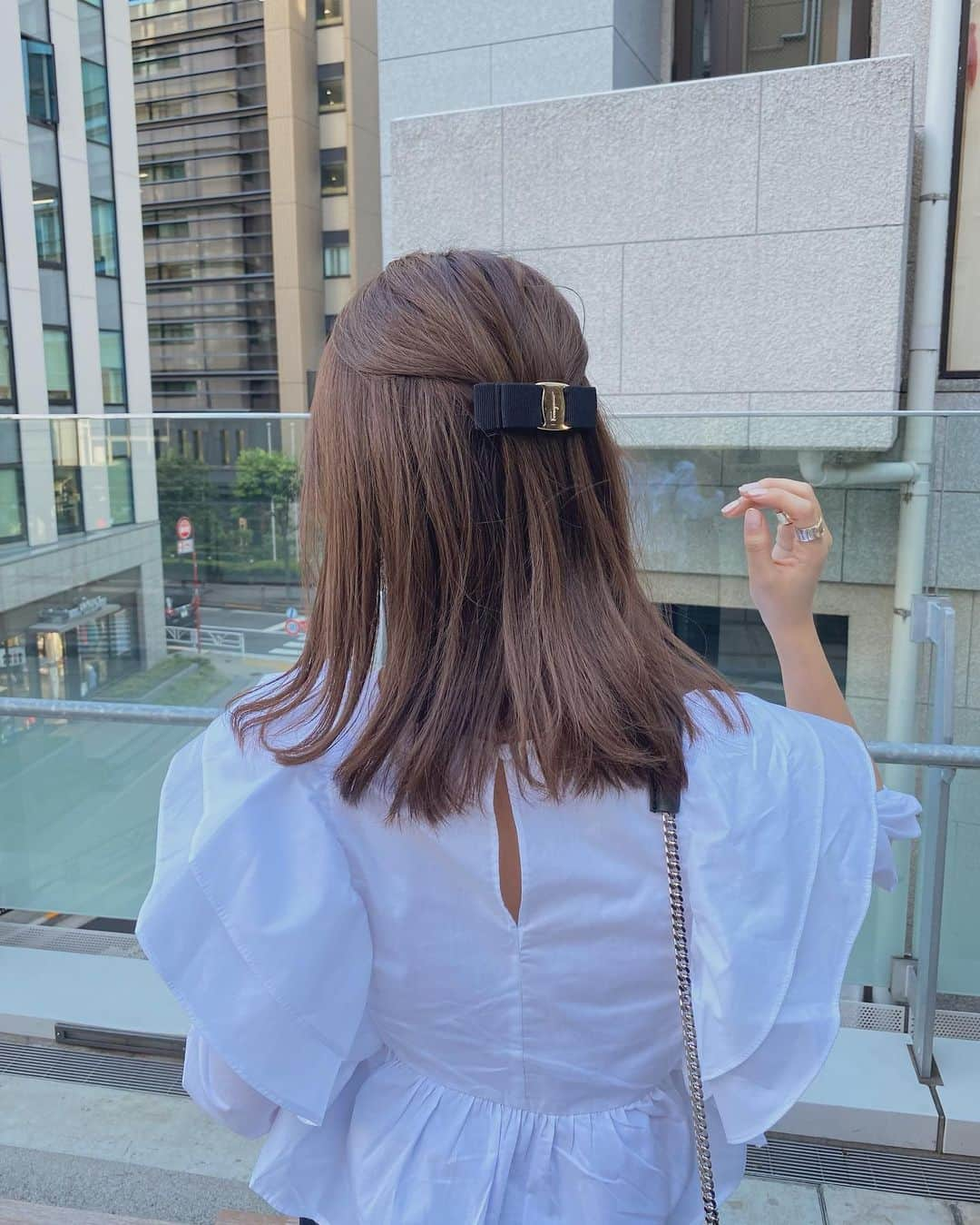 前田希美（まえのん）さんのインスタグラム写真 - (前田希美（まえのん）Instagram)「今日の私服です。  最近買ったばかりの、 バレッタがお気に入り︎☺︎  楽天roomに詳細貼ったので 見てくださいね。 ハイライトのfavoriteのところからも飛べます🧸  そして最近お気に入りの ストレートで内巻きワンカール。  トップから後ろ側に持ってきて、 バレッタで止めただけの 簡単アレンジです。  (お洋服のブランドはタグ付けたので 見てくださいね🏷)  #のんの私服 #fashion #code #style  #ootd #uniqloコーデ #ferragamo」9月9日 22時28分 - maeda_nozomi