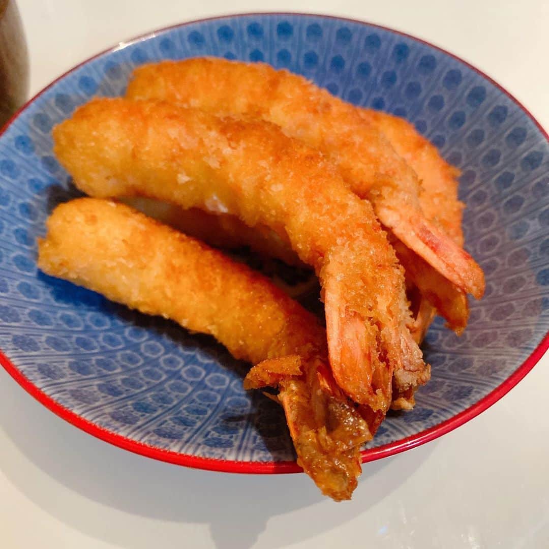 のインスタグラム：「ここ最近のお取り寄せの中でNo.1はEBI研究所さんの神えびフライ。衣薄くて身ギッシリムッチリブリンブリン。エビフライ好きの方は一度食べてみてほしい、、、 #EBI研究所 #エコバッグもらえた #わたしはタルタルいらない派 #なんで太ってんねん」