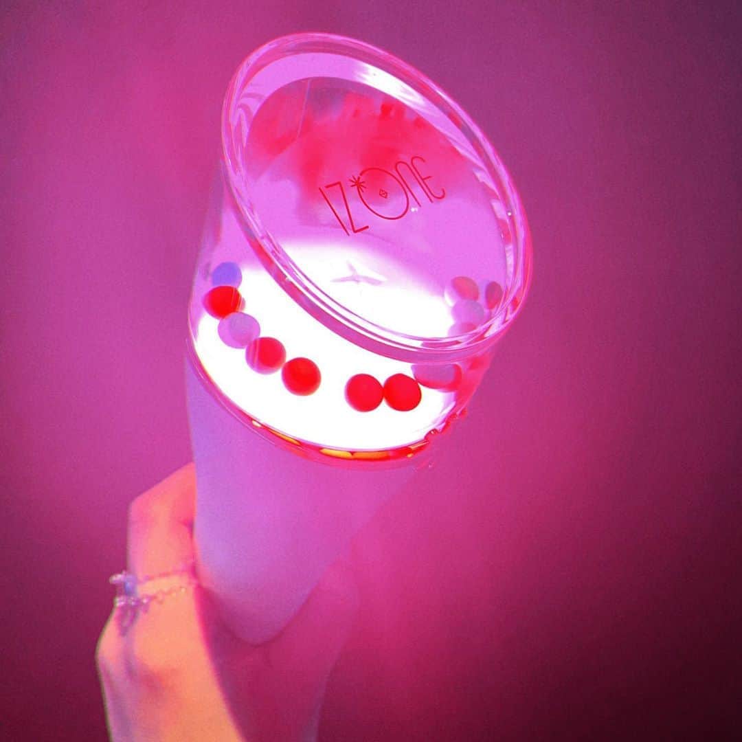 渥美友里恵のインスタグラム：「「#EYESONMETHEMOVIE を観た話」﻿ ﻿ ⚠︎（　）は私の心のオタクな声です﻿ 何がなんだか分からない方が多いと思いますが…是非☺︎笑﻿ ﻿ 少し前にIZ*ONEのドキュメンタリー映画を﻿ 1人で早朝から観てまいりました（ちゃんとペンライト持って）﻿ ﻿ この情勢なのでコンサートに行って生でIZ*ONEを見る（会う）﻿機会もなく…なのでこの映画をすっごく楽しみにしてたんです😢﻿ ﻿ 上映開始から号泣…笑　懐かしい映像も流れたりして、（ネッコヤのピアノver.は反則だ…）そっからのコンサート幕開け！﻿ もう…衣装からメイクから何から何までキラキラが溢れ出ていて可愛すぎる天使ちゃん達　（何度スクリーンに手を振りかけたことだろう）﻿ ﻿ アンコールのあの皆んなが一体になって歌う感じと、最後のメンバーのスピーチはどの会場にいても目頭熱くなりますよねぇ😭😭😭﻿ ﻿ 私はコンサート会場へ入る前の、座席からどのくらいステージ見えるかなとか、皆んなが開始時間につれてペンライトとかうちわに忙しくなる感じとか、始まる瞬間にパッって照明が真っ暗になる感じとか…挙げればキリがない程コンサートが大好きなんですが、まさかこんなに疎遠になるとは想像もしてませんでした。﻿ ﻿ でも映像を通して、こういう大好きなコンテンツに触れる事が出来る世の中にも感謝しないとなとMemory聴いて感じた日。（本当いい歌だ〜）﻿ ﻿ そして一つのものを作り上げようと努力するIZ*ONEの姿を見て、﻿ 私もまた頑張ろうと思えたのです。﻿ ﻿ また同じ空気感であの興奮を味わえる日まで…！﻿ 私は推し事、いやお仕事一生懸命、頑張ります☺︎﻿ ﻿ ﻿ （我が家に眠っていたペンライト、やっと光れました👏🏻かわいいー！！！）﻿ ﻿ ﻿ ﻿ ﻿ #izone #アイズワン #아이즈원 #wizone ﻿ #eyesonmethemovie ﻿  #オタ活 #推し事 #楽しい時間 ﻿ ﻿ #映画 #movie ﻿ ﻿ ﻿ ﻿ ﻿」