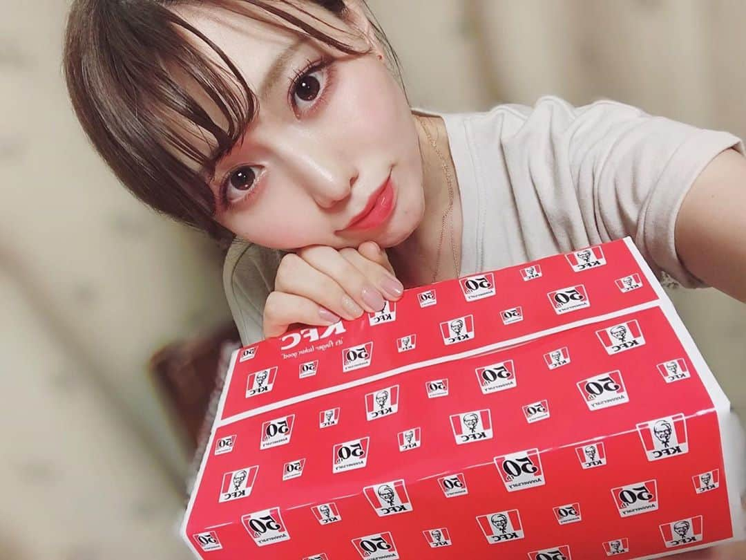 白石陽菜（桜井えりな）さんのインスタグラム写真 - (白石陽菜（桜井えりな）Instagram)「今日はカーネルサンダースのお誕生日って聞いたので、ケンタッキー🍗✨ . カーネルさんは日本のケンタッキーが1番美味しくて好きだったんだって！ . おいしかったー😋💓 #kfc」9月9日 22時25分 - haruna__408