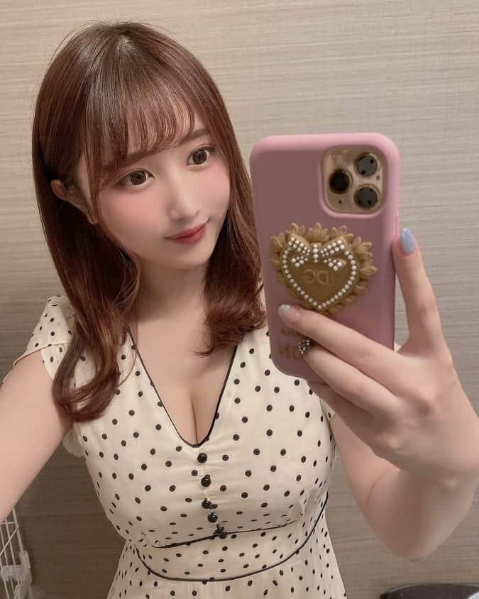 森本つぐみのインスタグラム：「このワンピースもかわいいけどおっぱいしか見られない🤨  #ドレス #おやすみ」