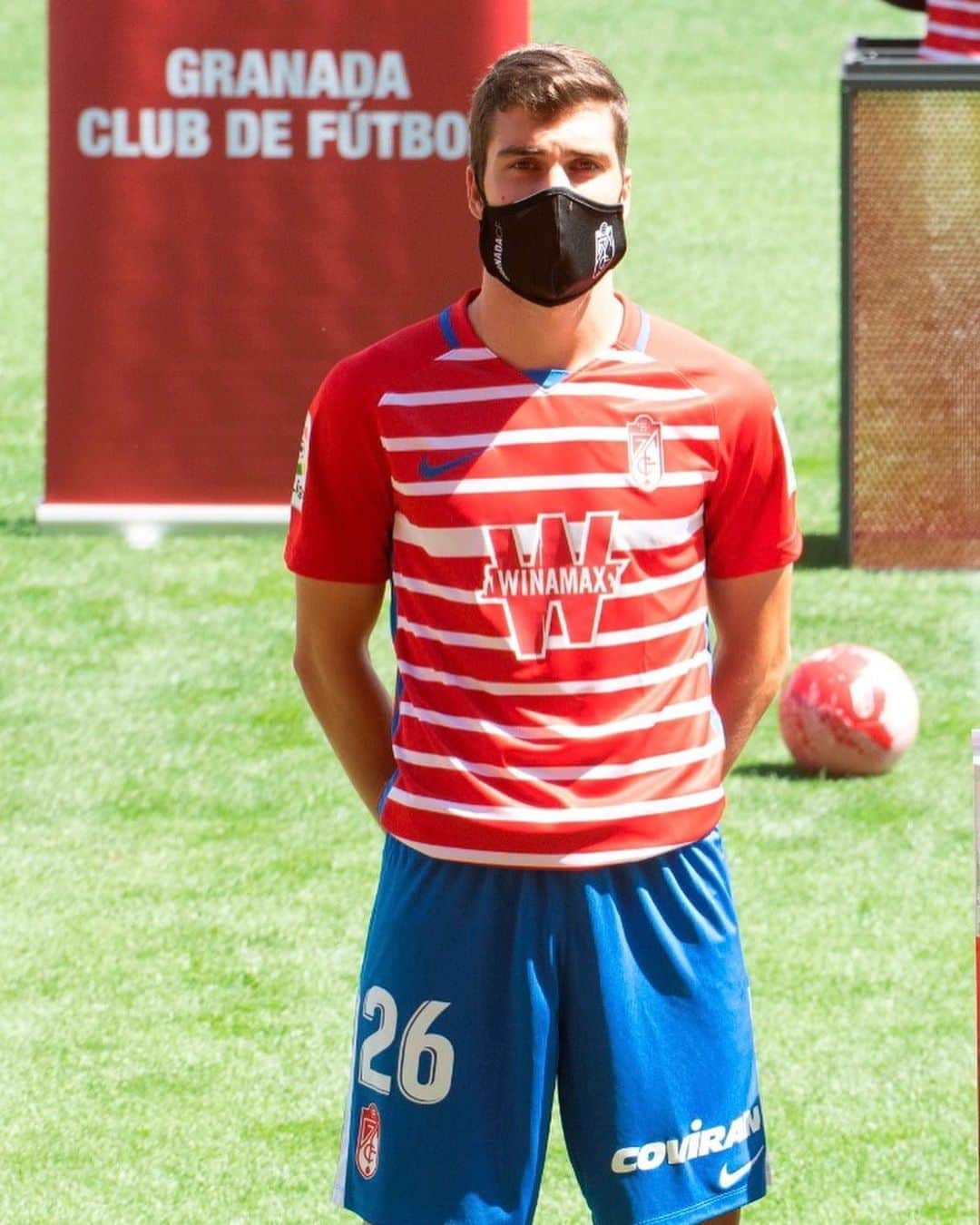 LFPさんのインスタグラム写真 - (LFPInstagram)「❤️ @albertosoro99 🤜🏻🤛🏻 @kenedy ❤️  #LaLiga #LaLigaSantander #Granada #Soro #Kenedy #Football #HayQueVivirla #YouHaveToLiveIt」9月9日 22時39分 - laliga