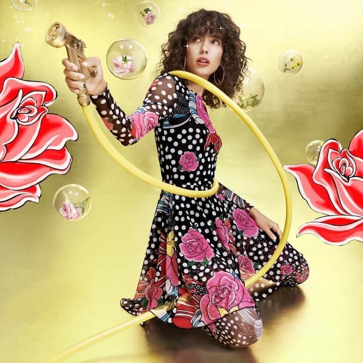 デシグアルのインスタグラム：「Dots delirium: Polka dots and flowers dresses to feel good over and over again 🌹 #DesigualxMariaEscote  Photo by @alejandro_sonoro Styled by @nirave Muah by @jordifontanalsbeauty Model: @guindideguindilla」