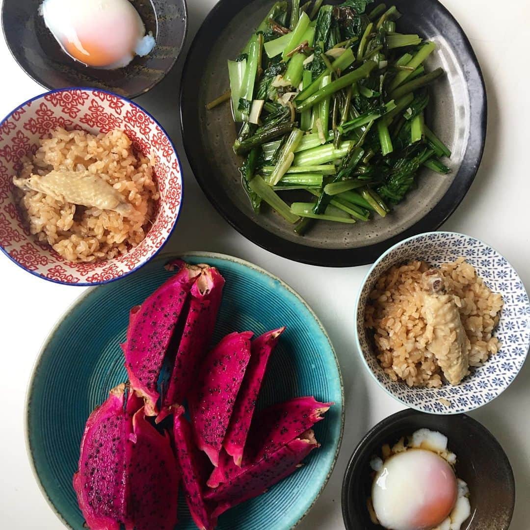 のインスタグラム：「これは#美味しい クレイポットチキン 毎日のごはん美味しいか！ っと言えば正直ふつう😑 👆#そこ明かしてどうなるもんだい * とっても美味しい調味料を使ってしまえばなんでも美味しく感じるであろう！が、しかし、トキには使うが、 基本はなるべく使いたくない。。。 そうすると味が薄いんだよね。。 で、特にベジタリアンでも、ザ！オーガニックでもないしこだわりが強い訳じゃないから、いわゆる、ちゅうぶらりんですね。 でも、味噌、白だし、しょうゆ、油、あたりは日々本当に毎日子供達も口にするから、ケチりたくない。 中華だしと、ブイヨンもまったく使わなくなったよ✌🏻 たまに、#味覇　とか使いたくなるんだけど、どれくらい使ってないだろうか。中華味が好きだから、本場の調味料オーガニックで欲しいけどね。 台湾にご飯食べにいきたいな。。。🍴 ＝太る🥶 北海道でもいいな〜 ＝太る😱 でも美味しいもの食べれるって幸せだよね。さておうちご飯、レパートリー増やしたいです。#ズボラ主婦」