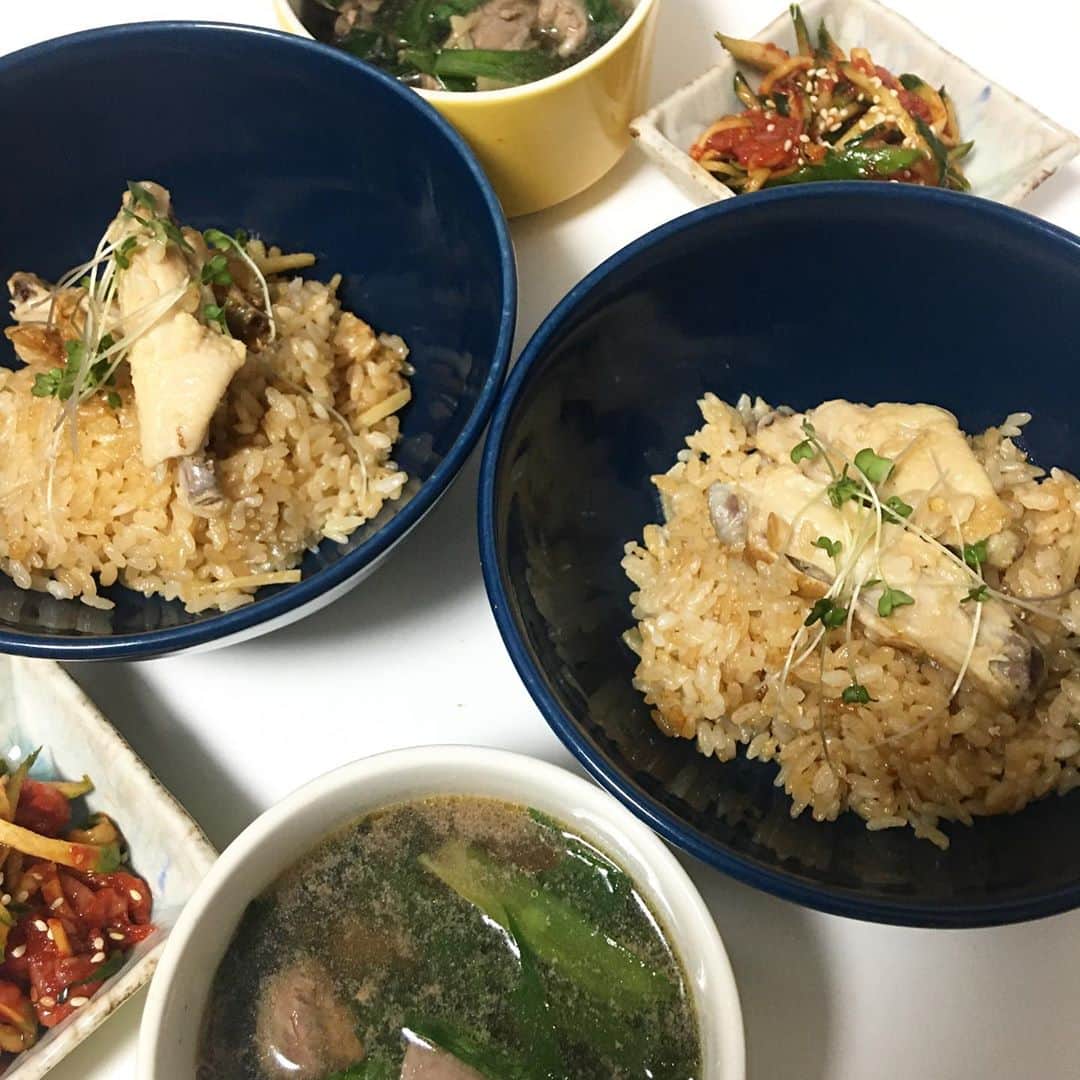 増山敬子さんのインスタグラム写真 - (増山敬子Instagram)「これは#美味しい クレイポットチキン 毎日のごはん美味しいか！ っと言えば正直ふつう😑 👆#そこ明かしてどうなるもんだい * とっても美味しい調味料を使ってしまえばなんでも美味しく感じるであろう！が、しかし、トキには使うが、 基本はなるべく使いたくない。。。 そうすると味が薄いんだよね。。 で、特にベジタリアンでも、ザ！オーガニックでもないしこだわりが強い訳じゃないから、いわゆる、ちゅうぶらりんですね。 でも、味噌、白だし、しょうゆ、油、あたりは日々本当に毎日子供達も口にするから、ケチりたくない。 中華だしと、ブイヨンもまったく使わなくなったよ✌🏻 たまに、#味覇　とか使いたくなるんだけど、どれくらい使ってないだろうか。中華味が好きだから、本場の調味料オーガニックで欲しいけどね。 台湾にご飯食べにいきたいな。。。🍴 ＝太る🥶 北海道でもいいな〜 ＝太る😱 でも美味しいもの食べれるって幸せだよね。さておうちご飯、レパートリー増やしたいです。#ズボラ主婦」9月9日 22時41分 - keikomasuyama