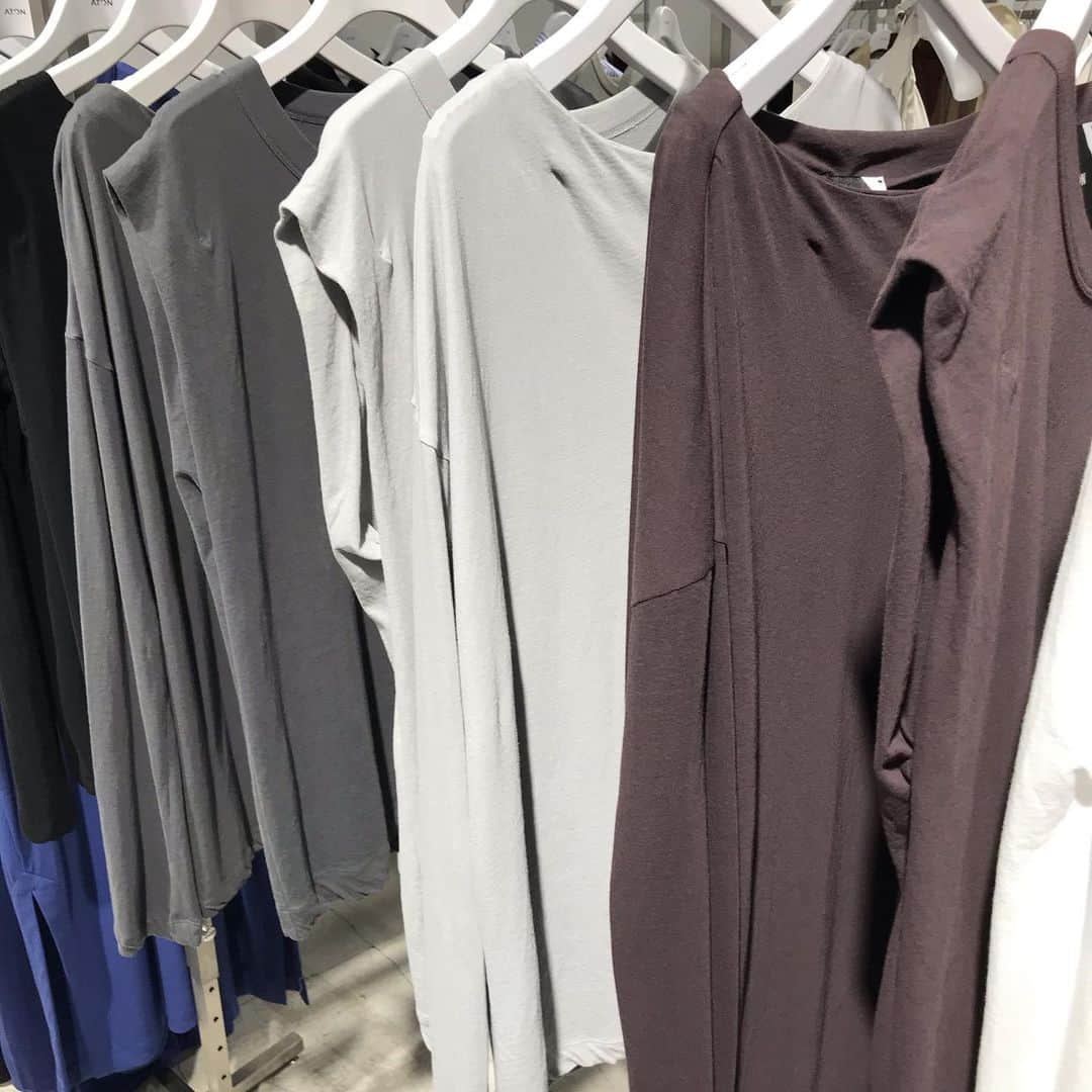 福田葉子さんのインスタグラム写真 - (福田葉子Instagram)「ATONの春夏展示会へ。服を見るのは慣れっこというすれっからしの私でも、感嘆せずにはいられない素材のクオリティ…素晴らしい。さすが素材オタクの作る服。 来春はグレーのカラーバリエが豊富なのですが。色ごとに麻炭、竹炭、備長炭と染色の材料を替えたり、染める時にわざと拗らず平坦にして均一に染めて質感を出すなどという、丁寧なプロセスは今の日本においてもはや貴重なアパレルと言っていい。素材ありきの服作りは見ていても触ってももちろん着てみても本当に心地いい。いい服、とは本来そういうものなのかもしれない。 雑誌、ファッション誌やWEBメディアはこういう服の詳細やその価値、物づくりや思いをそれこそきちんと丁寧に読者に伝えてきただろうか？この服作りに値するクオリティで？帰り道いろんなことを考えさせられました。 #aton #fabric #2021ss #amazing #good #highquality #fashion #tokyo #エイトン　#2021春夏　#展示会　#素材　#クオリティ　#上質　#感動した　#服」9月9日 22時54分 - yoyoyokoko