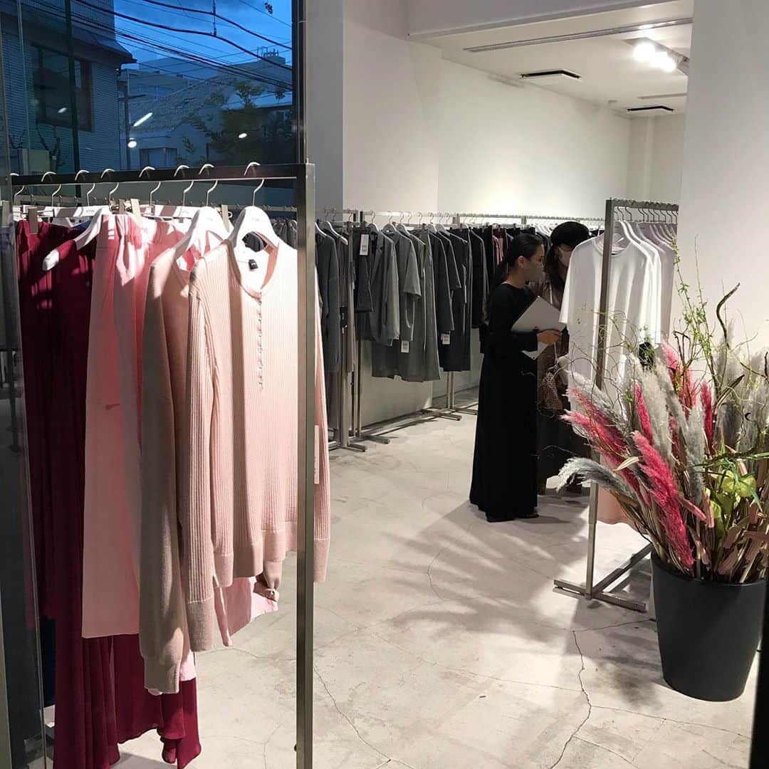 のインスタグラム：「ATONの春夏展示会へ。服を見るのは慣れっこというすれっからしの私でも、感嘆せずにはいられない素材のクオリティ…素晴らしい。さすが素材オタクの作る服。 来春はグレーのカラーバリエが豊富なのですが。色ごとに麻炭、竹炭、備長炭と染色の材料を替えたり、染める時にわざと拗らず平坦にして均一に染めて質感を出すなどという、丁寧なプロセスは今の日本においてもはや貴重なアパレルと言っていい。素材ありきの服作りは見ていても触ってももちろん着てみても本当に心地いい。いい服、とは本来そういうものなのかもしれない。 雑誌、ファッション誌やWEBメディアはこういう服の詳細やその価値、物づくりや思いをそれこそきちんと丁寧に読者に伝えてきただろうか？この服作りに値するクオリティで？帰り道いろんなことを考えさせられました。 #aton #fabric #2021ss #amazing #good #highquality #fashion #tokyo #エイトン　#2021春夏　#展示会　#素材　#クオリティ　#上質　#感動した　#服」