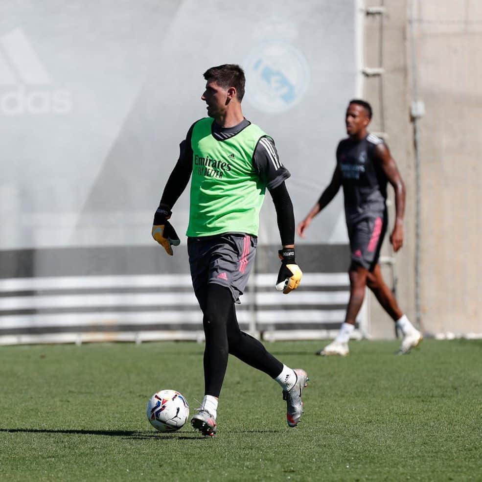 ティボ・クルトゥワのインスタグラム：「Nueva sesión. Mejorando en cada entrenamiento! #HalaMadrid」