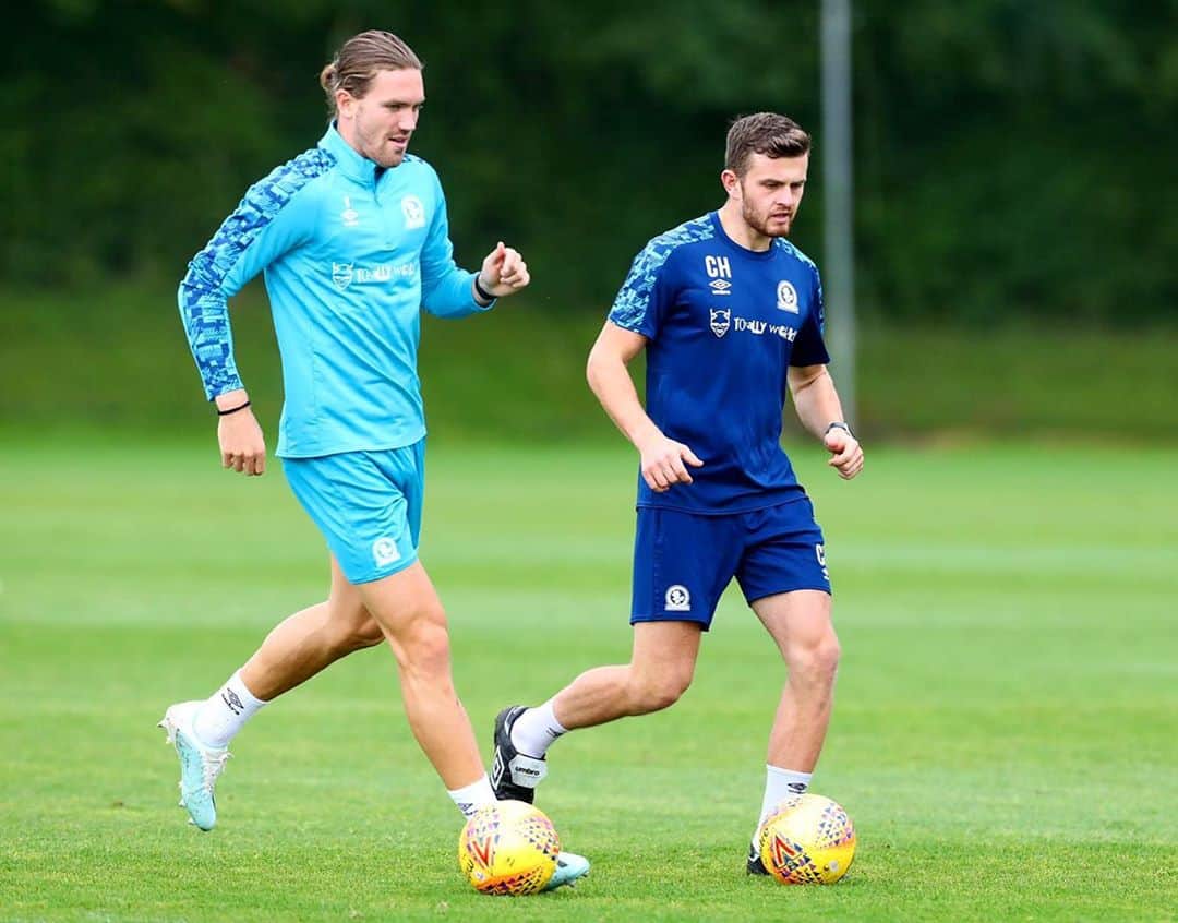 サム・ギャラガーのインスタグラム：「Back out on the grass ⚽️🙌🏼 @craig_holding」
