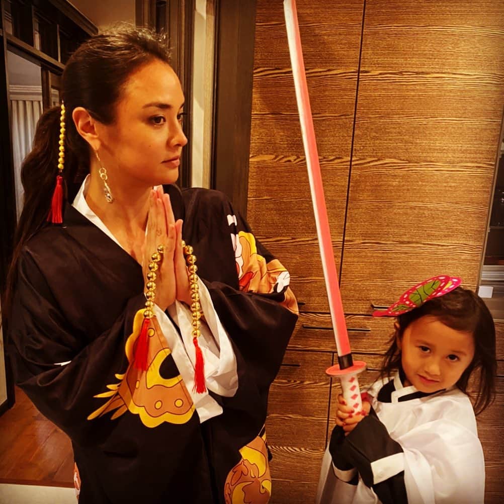 加賀美セイラのインスタグラム：「#鬼滅の刃　#コスプレ　@home #KimetsuNoYaiba #WithKids #TsuyuriKanao #栗花落カナヲ #鬼舞辻無惨 #KibutsujiMuzan #LoveCosplay」