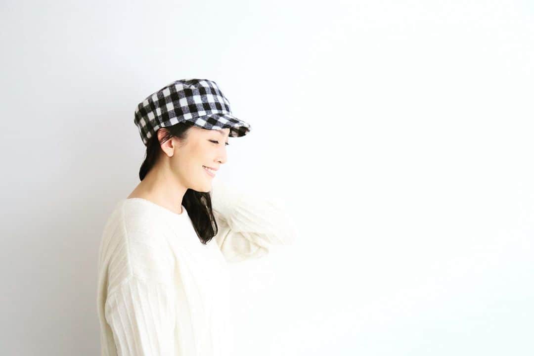 田中美里のインスタグラム：「jinnobeatshitecassie  左サイドだけにクシュッとタックを寄せて。  内側にあるベルトでサイズも調整できます。  柔らかな素材で持ち運びにも便利。  どの色も使いやすくてお気に入りです。  photo by fujiko  #jinnobeatshitecassie #ジンノビートシテカッシ #帽子 #キャスケット #ギンガムチェック」
