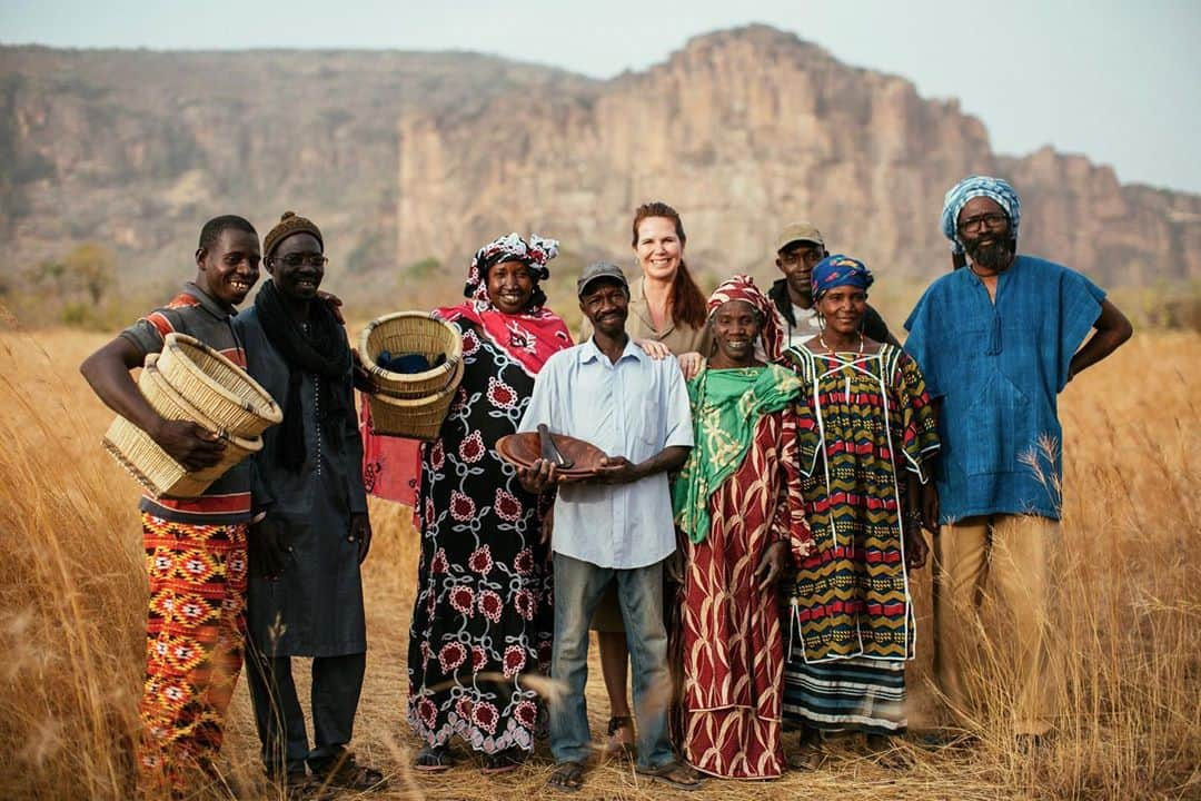 オバッキさんのインスタグラム写真 - (オバッキInstagram)「FOUNDER STORY⠀ ⠀ Meet Treana. She founded @Obakki and the @ObakkiFoundation over 15 years ago to offer products that are driven by purpose alongside the opportunity to contribute to meaningful change. ⠀ ⠀ Treana has travelled to Africa over 70 times, often with the Obakki Foundation (our philanthropic counterpart), where she’s formed partnerships with people and communities that have lasted decades.⠀ ⠀ Treana meets with each of our artisan partners, fostering genuine relationships around the globe to ensure that the highest levels of dignity, respect and social responsibility are upheld as we work with these vital communities.⠀ ⠀ To learn more about @treanapeake, visit the link in our bio. ⠀ #obakki #founder #refresh #newbeginnings #artisanmade #handcrafted #globalartisans #consciousconsumption #intentionalliving #homedecor #travel #intentionalbusiness #intentionalism  #consciousliving #mali #madebyhumans #fairtrade #impact #artisans #homegoods #naturalmaterials #hand_made #artisangifts #femalefounders #canadianbusiness #ethical #sustainable #sustainableliving #responsiblymade #designwithpurpose」9月9日 22時56分 - obakki