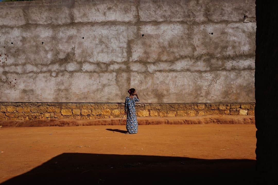 ライカさんのインスタグラム写真 - (ライカInstagram)「LFI Gallery - Editors' Picks 'In Frame' by Andrea Torrei (@andreatorrei)  A young girl paused in thought under the bright sun in Babile, Ethiopia.  Gear: #LeicaQ; Summilux 28 f/1.7 Asph  #LeicaCamera #Leica #🔴📷 #LeicaGram #lfigallery #theleicalook #LeicaFotografieInternational」9月9日 23時00分 - leica_camera