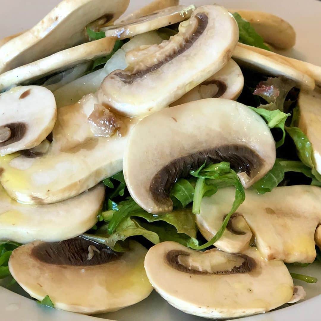岡部亜紀のインスタグラム：「yummy😋🎶 久しぶりにイタリアンの青でランチ。どれもこれも最高に美味しかった〜🙏🏽 @taekoo1969  @ao_torami  #イタリアン #ランチ #マッシュルームのサラダ #めっちゃ好き #ごちそうさまでした」