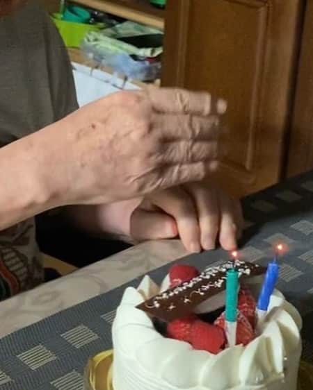 笠井信輔さんのインスタグラム写真 - (笠井信輔Instagram)「暑かったですね  亀がニ重三重の甲羅干しをしていましたよ  親亀の上に子亀なのかな？  親亀といえば、今日は父親の84歳の誕生日でした  親父にも心配かけたので、 ケーキを持参して実家を訪ねました (密にならないように、ソーシャルディスタンスです)  キャンドルに火をつけて、 ハッピーバースデーの歌を歌って、 「おやじ、火を消して下さい」 と声をかけると、どうしたと思います？  なんと  手であおって消したんです❗️  「おやじ！吹き消してよ。 仏壇じゃないんだから～！」  母と私で大笑いしました 楽しいひとときになって、良かったです  熱中症に気をつけて、いつまでも元気でいて欲しいです」9月9日 23時10分 - shinsuke.kasai