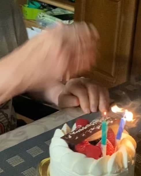 笠井信輔さんのインスタグラム写真 - (笠井信輔Instagram)「暑かったですね  亀がニ重三重の甲羅干しをしていましたよ  親亀の上に子亀なのかな？  親亀といえば、今日は父親の84歳の誕生日でした  親父にも心配かけたので、 ケーキを持参して実家を訪ねました (密にならないように、ソーシャルディスタンスです)  キャンドルに火をつけて、 ハッピーバースデーの歌を歌って、 「おやじ、火を消して下さい」 と声をかけると、どうしたと思います？  なんと  手であおって消したんです❗️  「おやじ！吹き消してよ。 仏壇じゃないんだから～！」  母と私で大笑いしました 楽しいひとときになって、良かったです  熱中症に気をつけて、いつまでも元気でいて欲しいです」9月9日 23時10分 - shinsuke.kasai