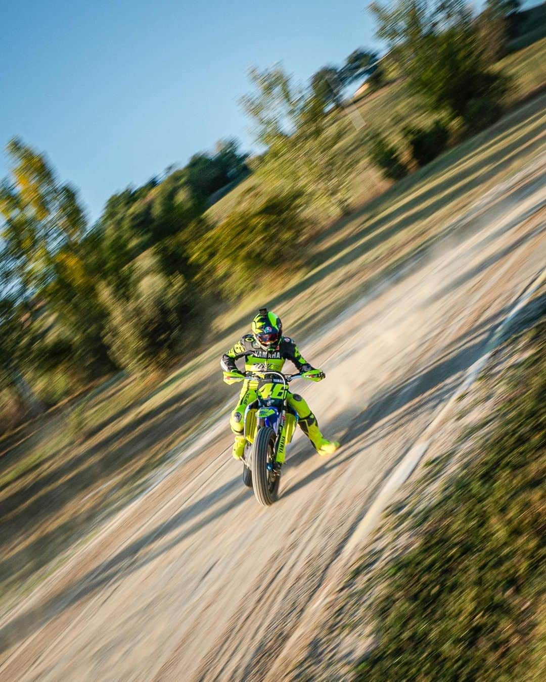 バレンティーノ・ロッシさんのインスタグラム写真 - (バレンティーノ・ロッシInstagram)「Training at the MotoRanch with the @vr46ridersacademyofficial  📸 @camilss」9月9日 23時10分 - valeyellow46