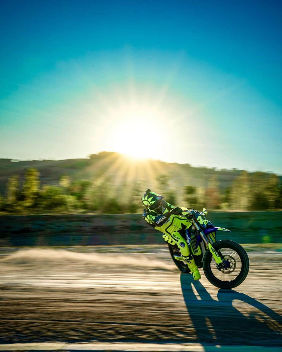 バレンティーノ・ロッシさんのインスタグラム写真 - (バレンティーノ・ロッシInstagram)「Training at the MotoRanch with the @vr46ridersacademyofficial  📸 @camilss」9月9日 23時10分 - valeyellow46