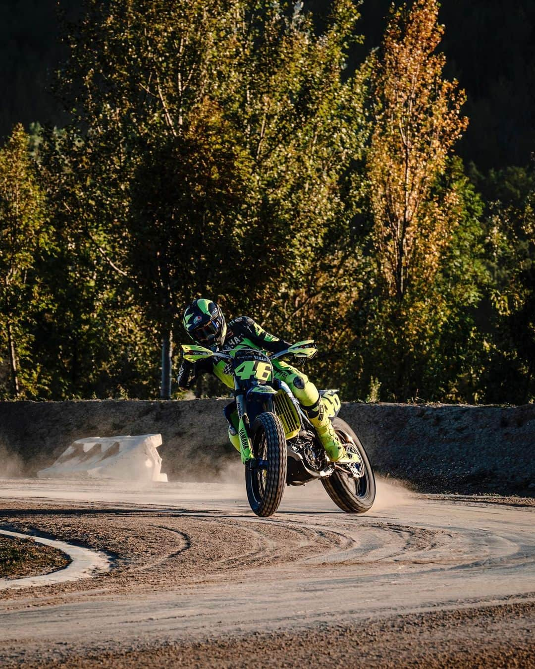 バレンティーノ・ロッシさんのインスタグラム写真 - (バレンティーノ・ロッシInstagram)「Training at the MotoRanch with the @vr46ridersacademyofficial  📸 @camilss」9月9日 23時10分 - valeyellow46