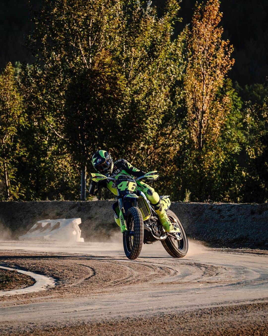 バレンティーノ・ロッシのインスタグラム：「Training at the MotoRanch with the @vr46ridersacademyofficial  📸 @camilss」
