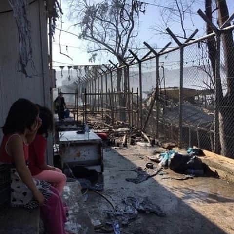 レナ・ヘディのインスタグラム：「Urgent support needed. My friends @chooselove have launched an emergency appeal because fires have destroyed much of Moria refugee camp, on Lesvos. almost 13,000 people have been displaced, and thousands have lost their shelters and all possessions.  This comes amidst the first positive cases of COVID-19 within the camp.  The need for support has never before been more urgent.  Every penny raised will go towards emergency shelter, food, water, sleeping bags, hygiene supplies, and support for lone refugee children.  Please give what you can.」