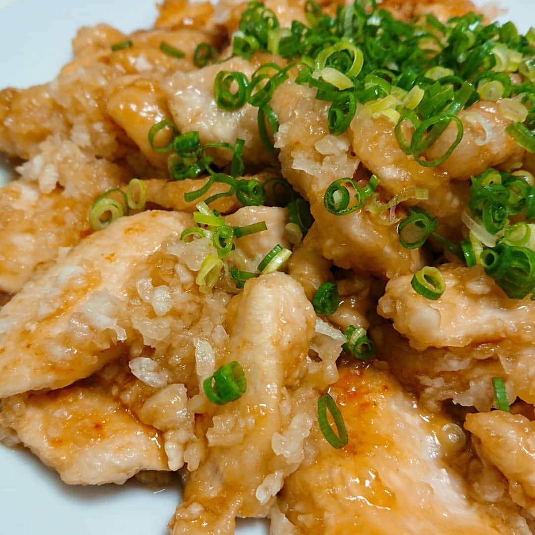 中田有紀さんのインスタグラム写真 - (中田有紀Instagram)「鶏むね肉のみぞれ煮。 鶏肉に片栗粉をまぶして両面を焼き、酒、醤油、みりん、砂糖、酢で味付け。 そこに大根おろしを加えて少し煮ます。 大根がいい仕事してる👍✨ サッパリしていて、この夏、何度作ったことか😁 #鶏むね肉 #サッパリ美味しい #鬼おろし」9月9日 23時12分 - akinakada0508