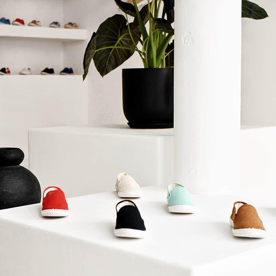 のインスタグラム：「Rivieras Leisure Shop New York   Terre en vue A la rentrée 2020, Rivieras s’agrandit et ouvre sa première boutique sur le sol américain à NYC.  Cet espace dont l’architecture intérieure prend son inspiration dans les maisons traditionnelles de la méditerranée, de Ibiza aux Cyclades, présente une large sélection de modèles de la collection et une série d’accessoires, intimement liées au voyage et à un goût prononcé pour le luxe oisif.  Land in sight Rivieras is growing for Back-to-School 2020 and is opening its first flagship store on US land, in New York City. The space design, which finds its inspirational roots in traditional mediterranean houses architecture, from Ibiza to The Cyclades, is carrying a large selection of styles and some select accessories  intrinsically associated with travel and luxury leisure.  New York 52 Canal Street, Store B, NY 10002  Ouvert tous les jours / Open daily   11 am / 7 pm Phone : 646-852-6153  #rivieras#rivierasshop#rivierasnewyork#rivierasnyc」