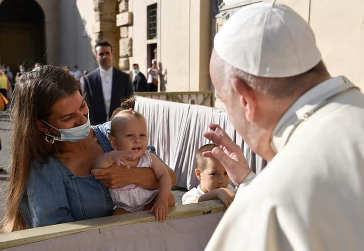 フランシスコ（ローマ教皇）さんのインスタグラム写真 - (フランシスコ（ローマ教皇）Instagram)「EN: The Christian response to the pandemic and to the consequent socio-economic crisis is based on love, above all, love of God who always precedes us (1 Jn 4:19). When we welcome this divine love, then we can respond similarly. #GeneralAudience   PT: A resposta cristã à pandemia e às consequentes crises socioeconómicas baseia-se no amor, antes de tudo, no amor de Deus que sempre nos precede (1 Jo 4, 19). Quando aceitamos este amor divino, então podemos responder de forma semelhante. #AudiênciaGeral   ES: La respuesta cristiana a la pandemia y a las consecuentes crisis socio-económicas se basa en el amor, ante todo el amor de Dios que siempre nos precede (1 Jn 4, 19). Cuando acogemos este amor divino, entonces podemos responder de forma parecida. #AudienciaGeneral   IT: La risposta cristiana alla pandemia e alle conseguenti crisi socio-economiche si basa sull’amore, anzitutto l’amore di Dio che sempre ci precede (1 Gv 4,19). Quando accogliamo questo amore divino, allora possiamo rispondere in maniera simile. #UdienzaGenerale   FR: La réponse chrétienne à la pandémie et aux conséquentes crises socio-économiques se base sur l’amour, tout d'abord l'amour de Dieu qui nous précède toujours (1 Jn 4, 19). Quand nous accueillons cet amour divin, alors nous pouvons répondre de manière semblable. #AudienceGénérale   PL: Chrześcijańska odpowiedź na pandemię i wynikający z niej kryzys opiera się na miłości, przede wszystkim na miłości Boga, który zawsze nas uprzedza (1 J 4, 19). Kiedy przyjmiemy tę miłość, to wówczas możemy odpowiedzieć w podobny sposób. #AudiencjaOgólna」9月9日 23時16分 - franciscus